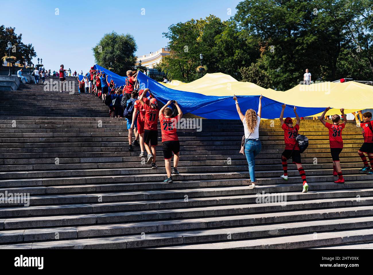 Potemkin Treppe, Kinder tragen die ukrainische Flagge die Treppe hoch, Odessa, Ukraine Stockfoto