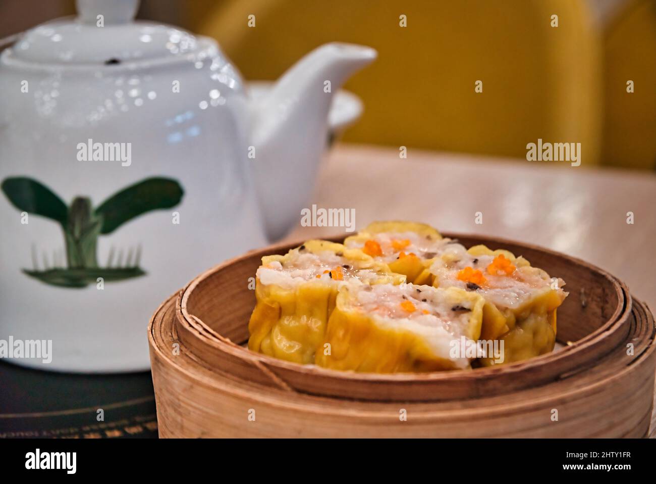 Köstliches chinesisches Dim Sum in einem chinesischen Restaurant, gedünstetes Reisroll Stockfoto