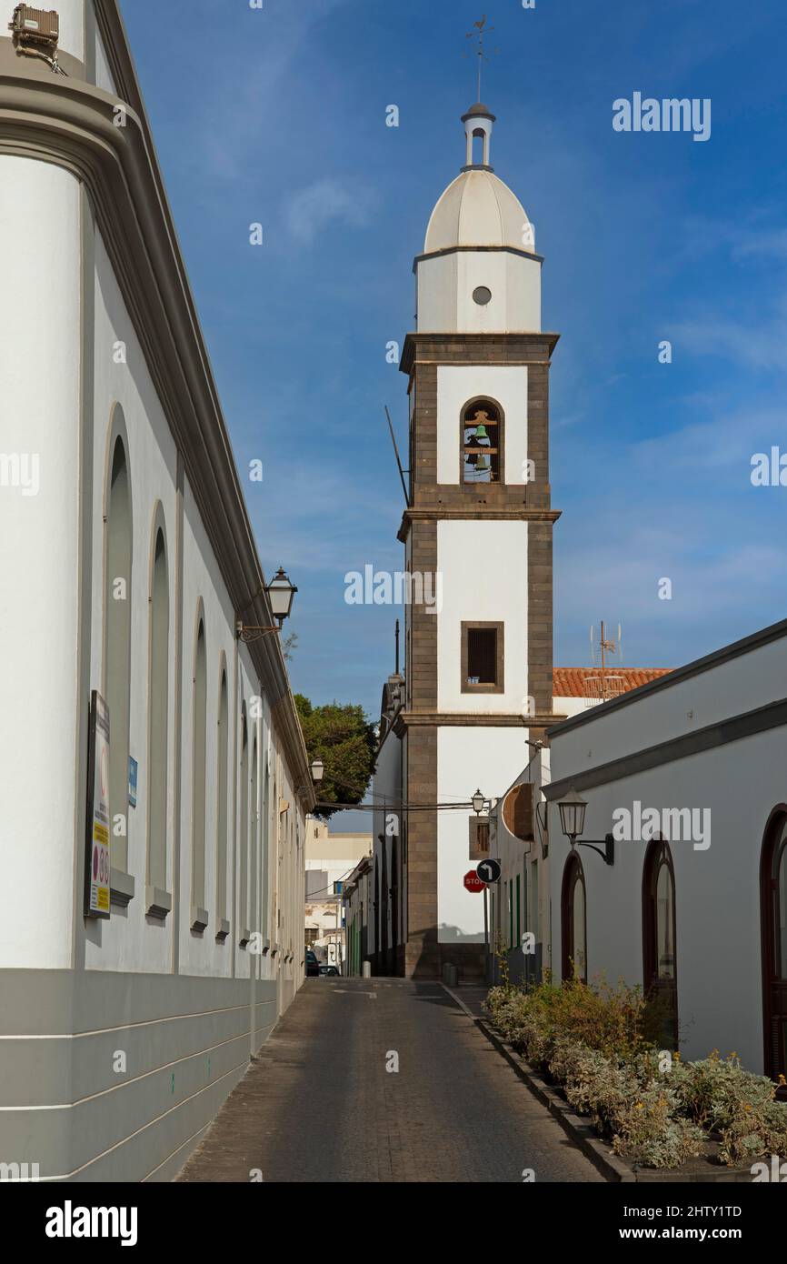 Turm der Kirche Iglesia de San Gines, Arrecife, Hauptstadt der Insel Lanzarote, Kanarische Inseln, Kanarische Inseln, Spanien Stockfoto