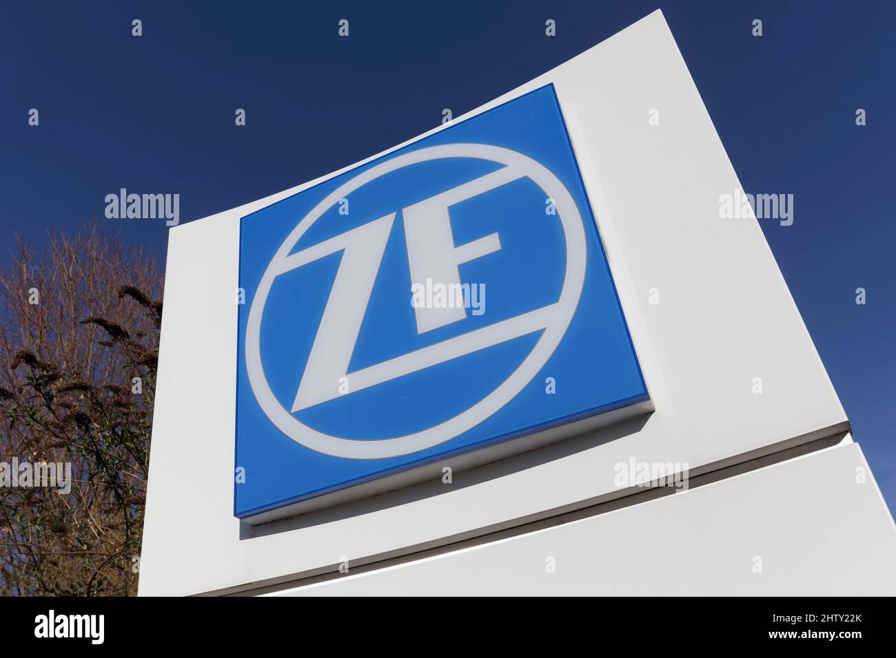 ZF Friedrichshafen AG, Logo am Standort Düsseldorf, Technologiekonzern, Automobilzulieferer für Pkw und Nutzfahrzeuge, Mobilität Stockfoto