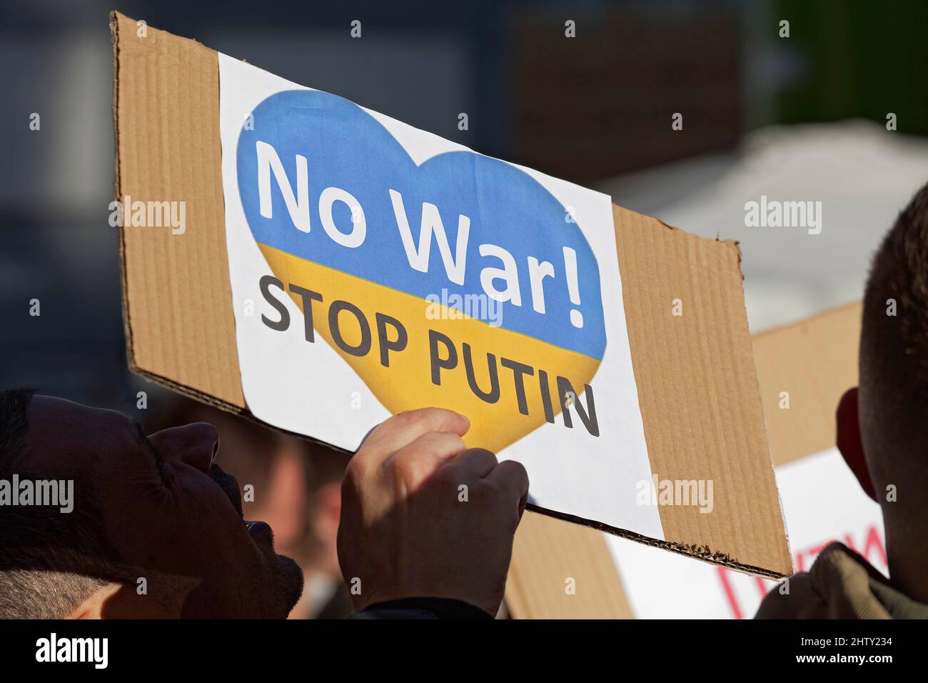 Plakat gegen die russische Invasion der Ukraine, No war Stop Putin, Ukraine Krieg, Friedensdemonstration, Düsseldorf, Nordrhein-Westfalen, Deutschland Stockfoto