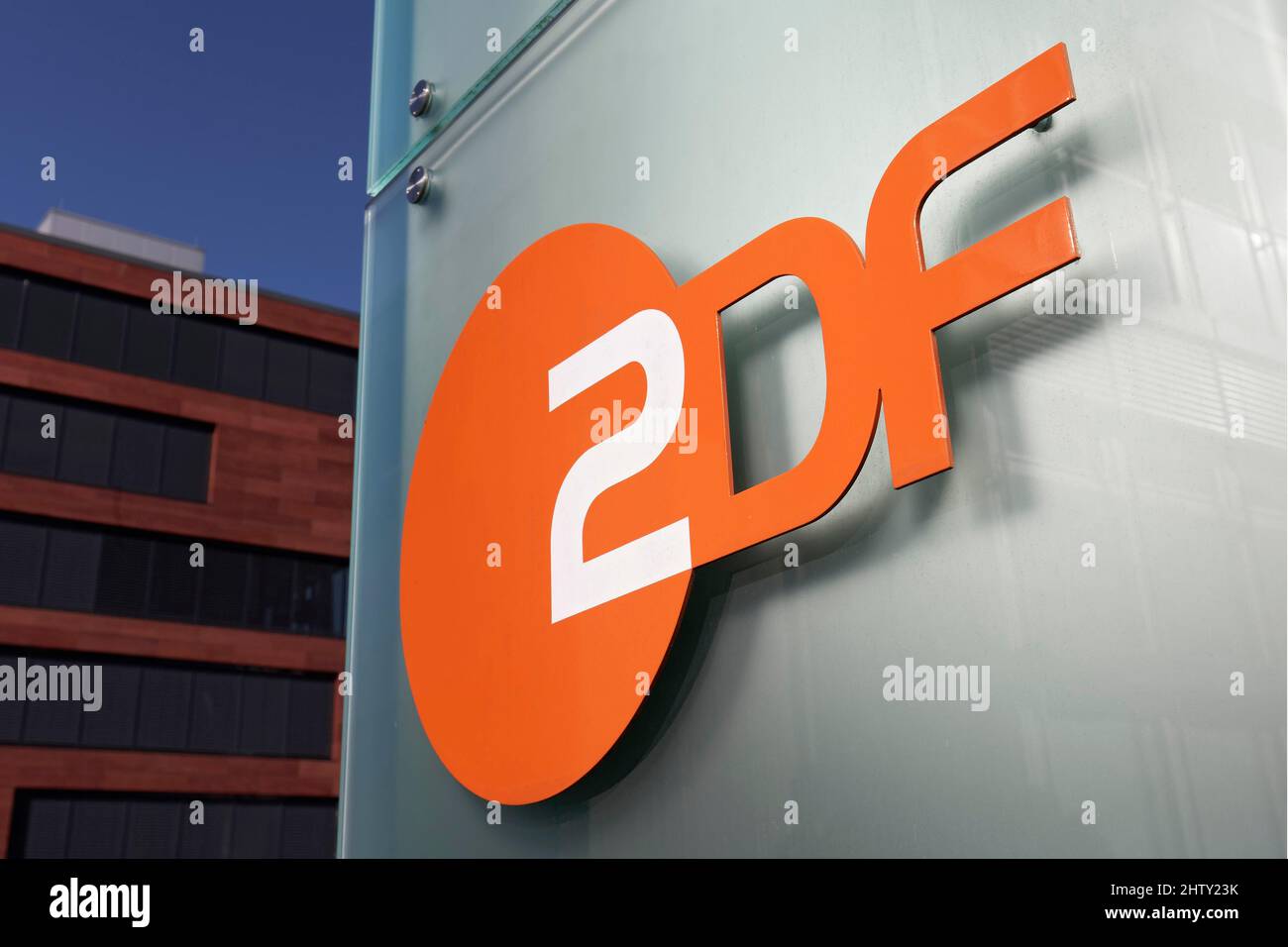 Logo ZDF auf einem Mast, zweites Deutsches Fernsehen, öffentlich-rechtliche Fernsehstation, Regionalstudio Nordrhein-Westfalen, Düsseldorf, Deutschland Stockfoto
