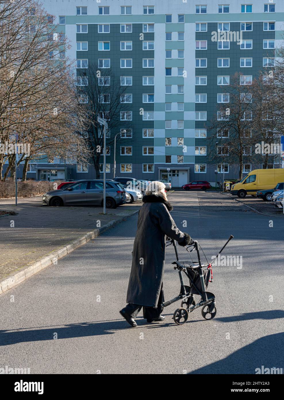 Senioren mit einem Wanderer, der eine Straße überquert, Berlin, Deutschland Stockfoto