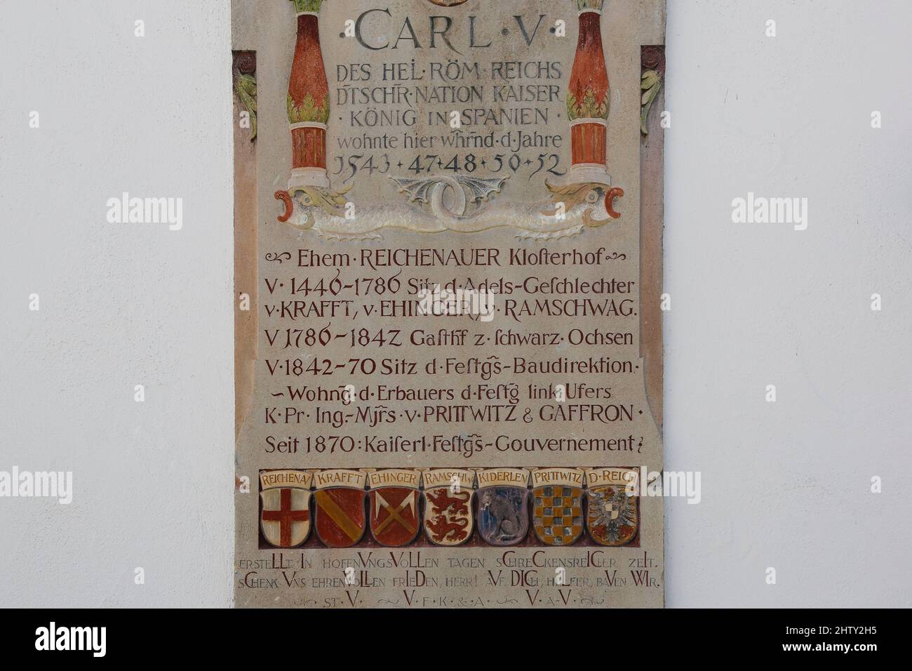 Steintafel im ehemaligen Reichenauer Klosterhof, Schrift, Carl V., des Heiligen Römischen Reiches, Deutscher Kaiser, König in Spanien, Wappen Stockfoto