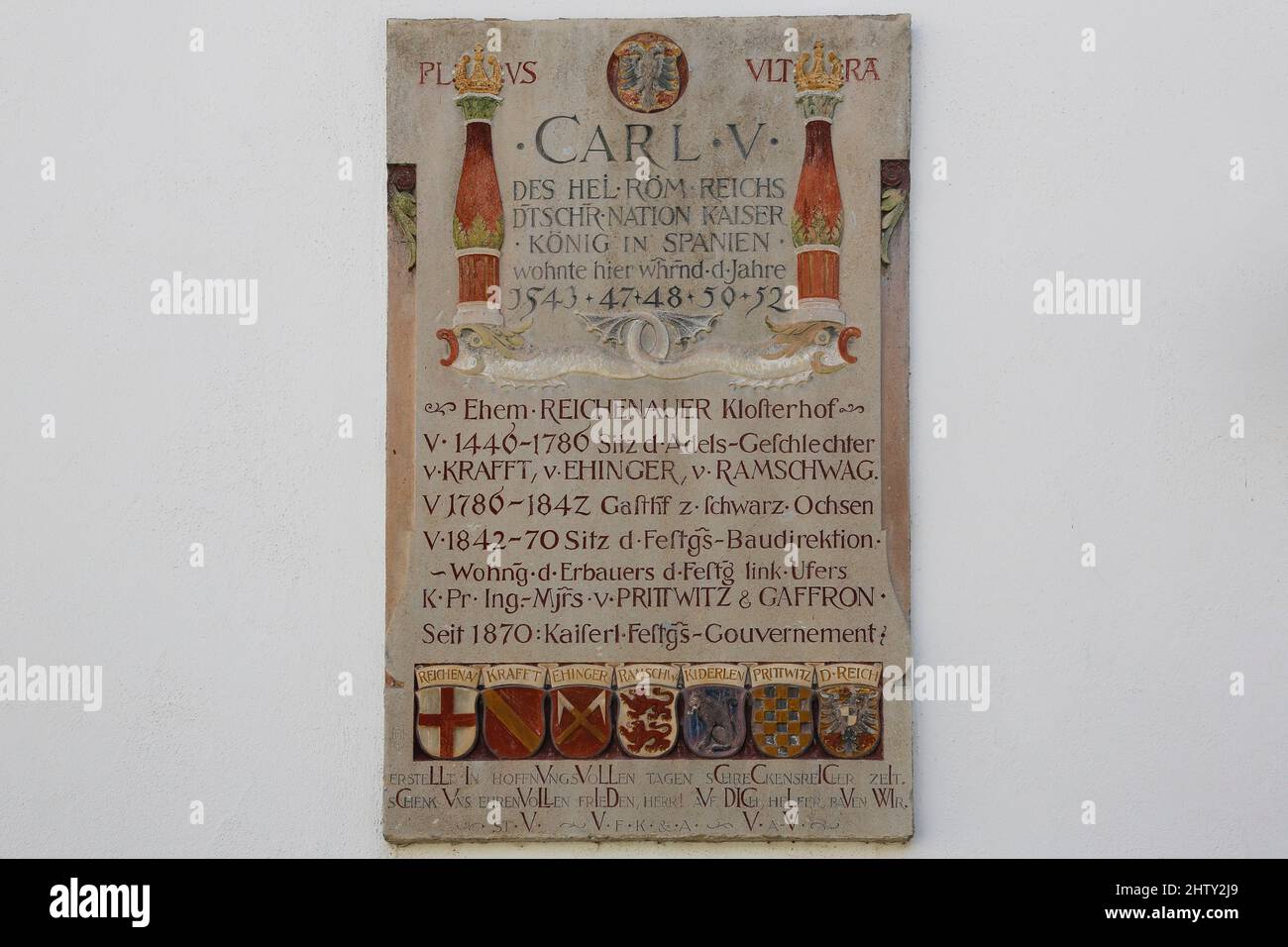 Steintafel im ehemaligen Reichenauer Klosterhof, Schrift, Carl V., des Heiligen Römischen Reiches, Deutscher Kaiser, König in Spanien, Wappen Stockfoto