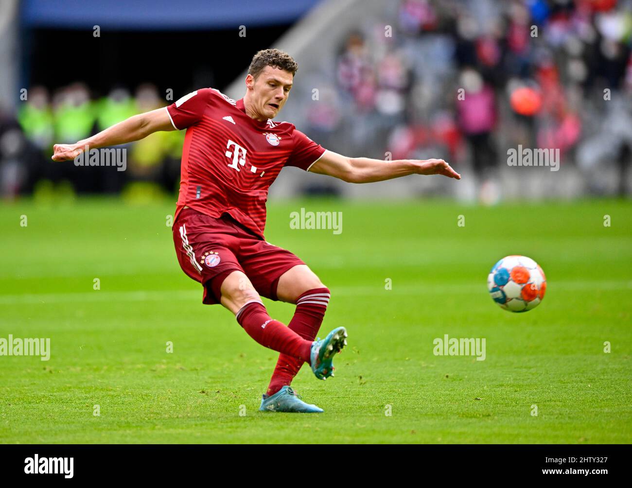 Benjamin Pavard FC Bayern München FCB am Ball, Allianz Arena, München, Bayern, Deutschland Stockfoto