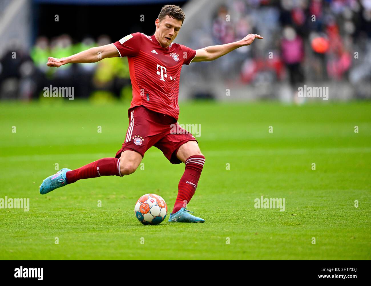 Benjamin Pavard FC Bayern München FCB am Ball, Allianz Arena, München, Bayern, Deutschland Stockfoto