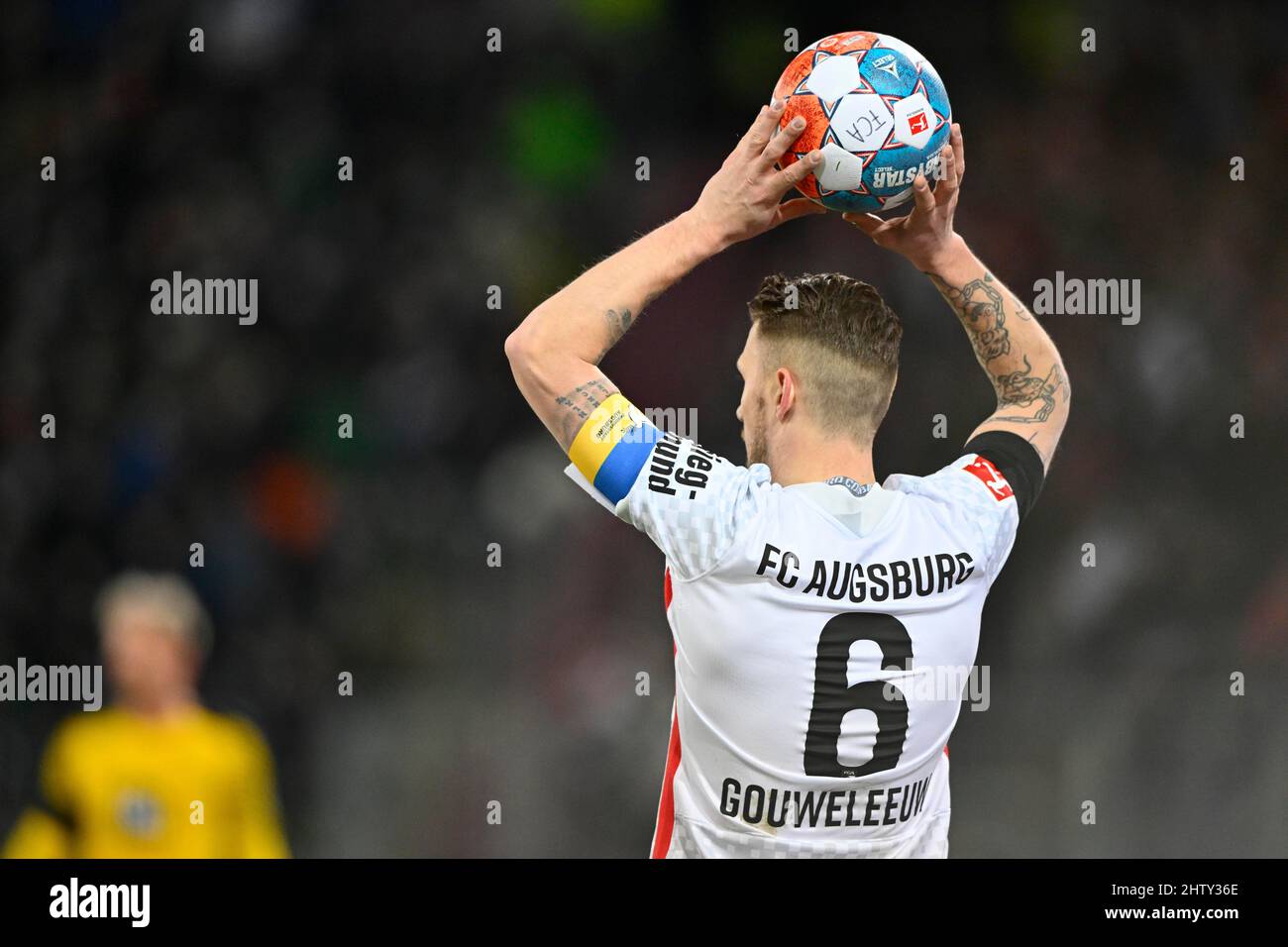 Jeffrey Gouweleeuw FC Augsburg FCA mit dem Kapitänsarmband in den Nationalfarben der Ukraine, Flagge, als Protestaktion gegen Russaland, Ukraine Stockfoto