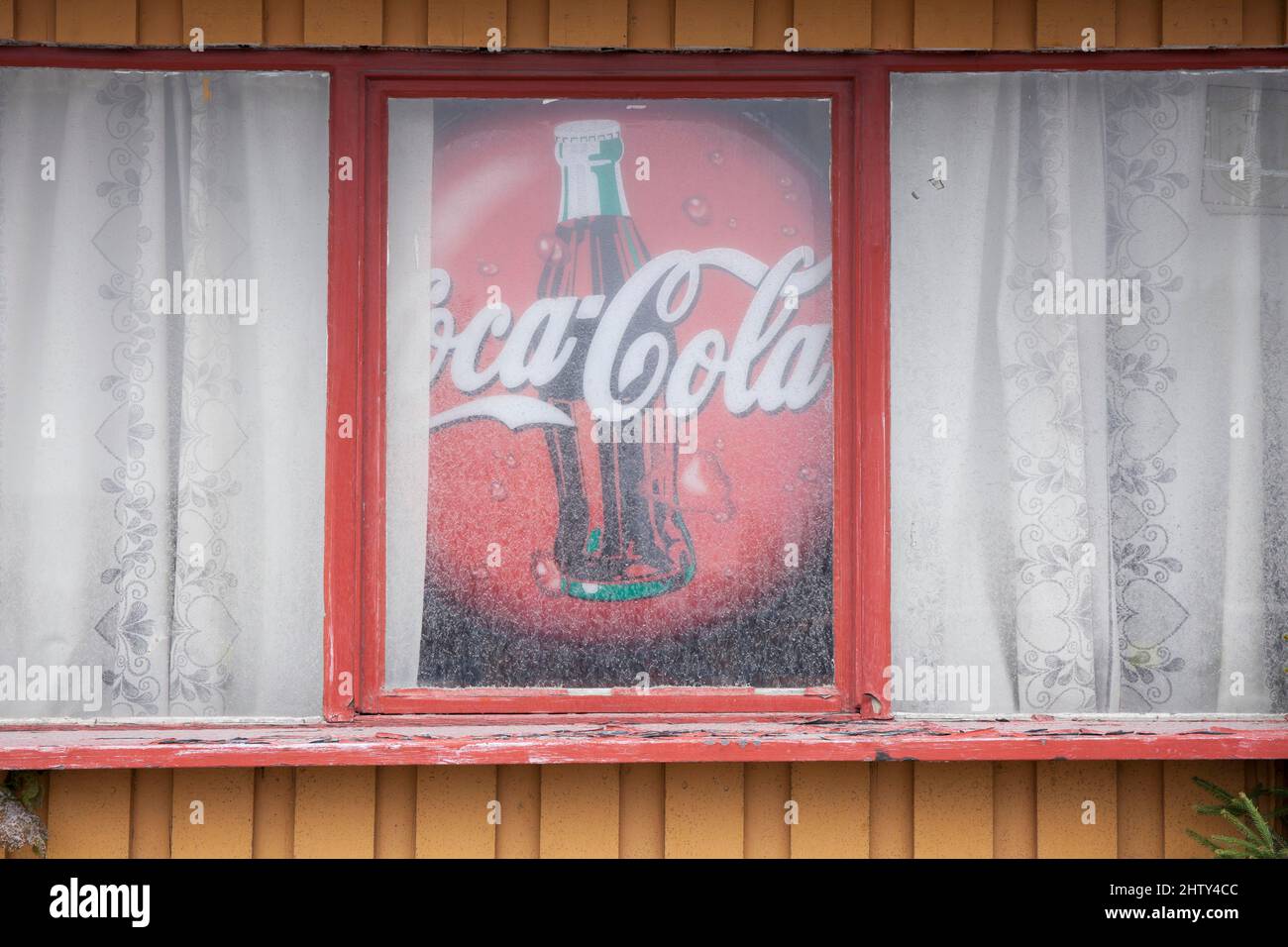 Altes Werbeschild für Coca-Cola im Fenster, altes Haus, Schweden Stockfoto