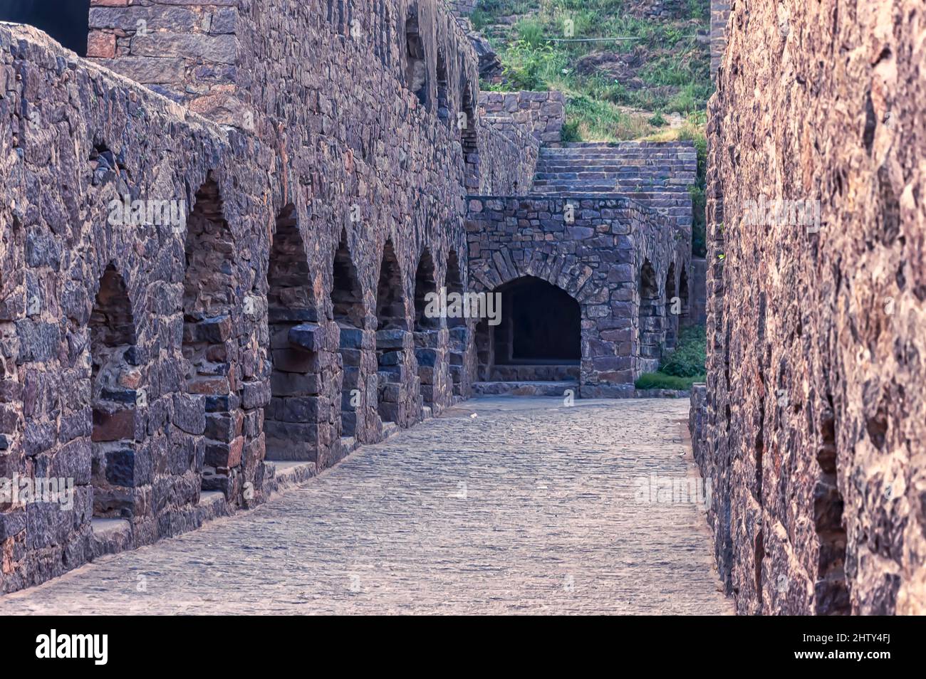 Geschwungene Steinbögen auf der Innenseite der Ruinen der Festung Golconda, einer befestigten Zitadelle, die im 16. Jahrhundert von der Qutb Shani-Dynastie erbaut wurde. Stockfoto