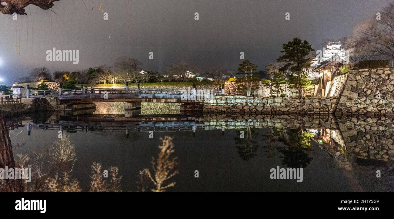 Himeji, Japan - 7. Januar 2020. Nachtaufnahme des Schlosses Himeji in Japan. Himeji ist eine der wenigen verbliebenen traditionell erbauten japanischen Burgen. Es ist eine große Touristenattraktion. Stockfoto