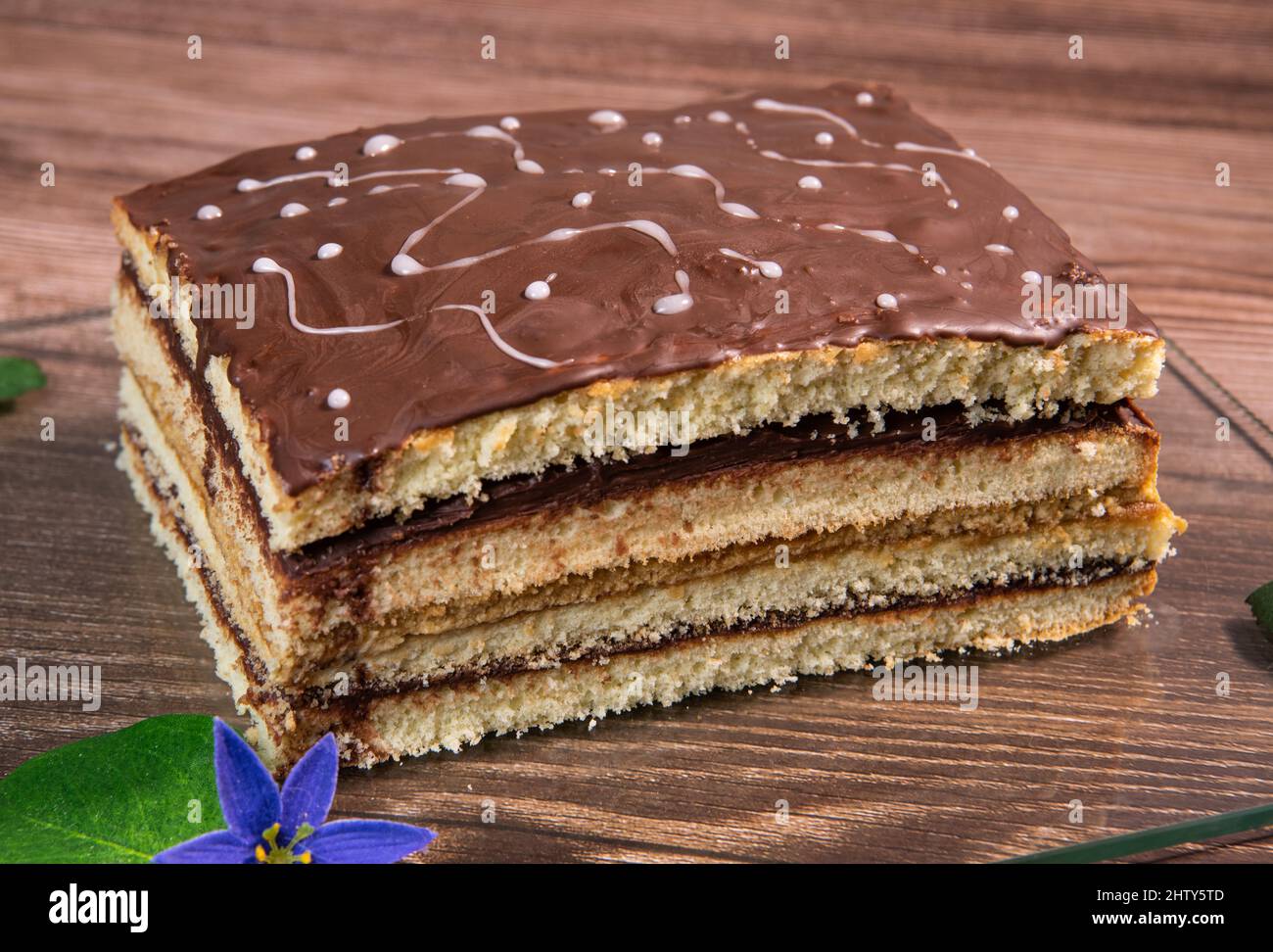 Cake Opera auf braunem Hintergrund, Gebäck Stockfoto