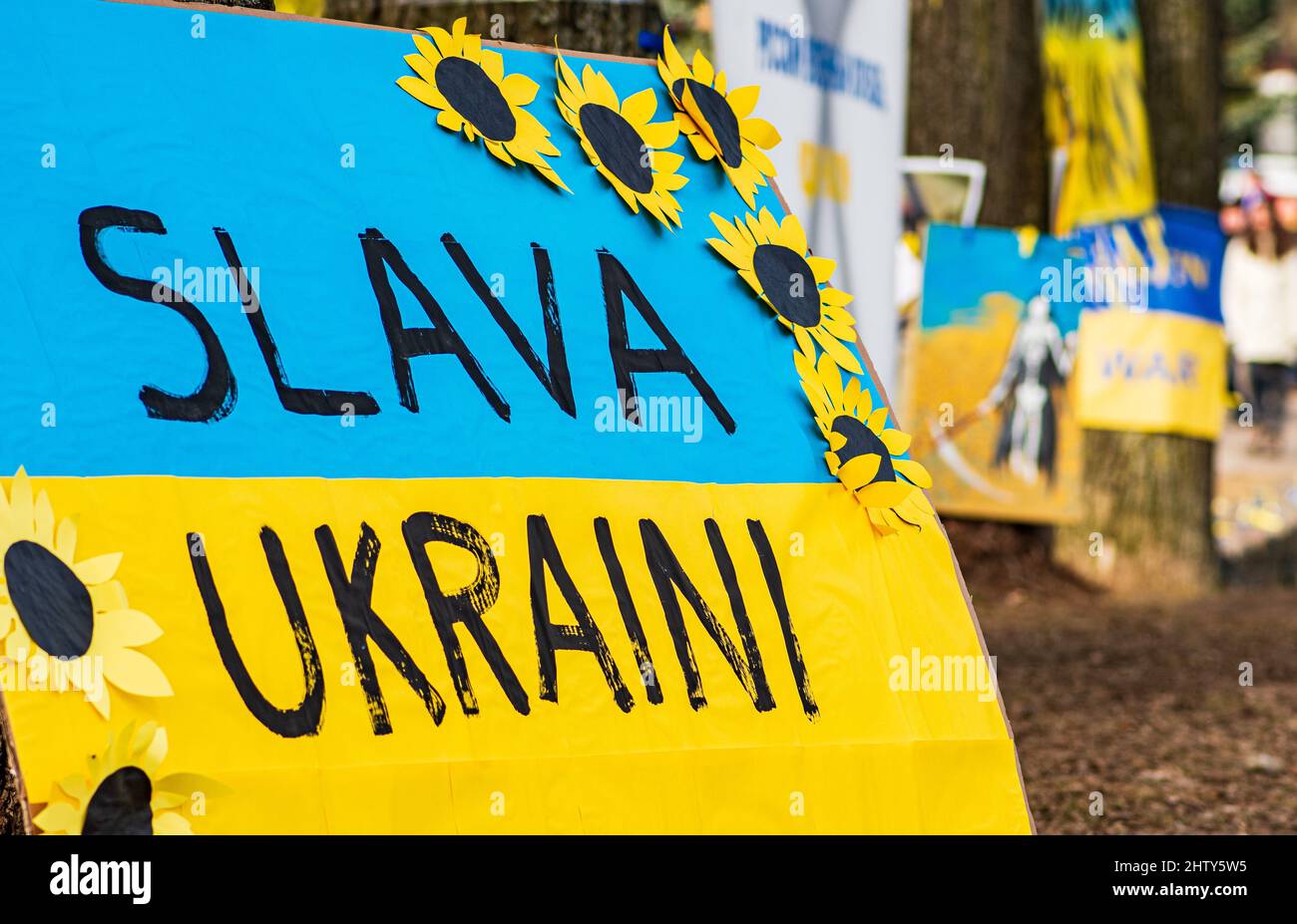 Wunderschöne gelb-blau bemalte ukrainische Flagge und Band während einer friedlichen Demonstration gegen den Krieg, Putin und Russland zur Unterstützung der Ukraine Stockfoto
