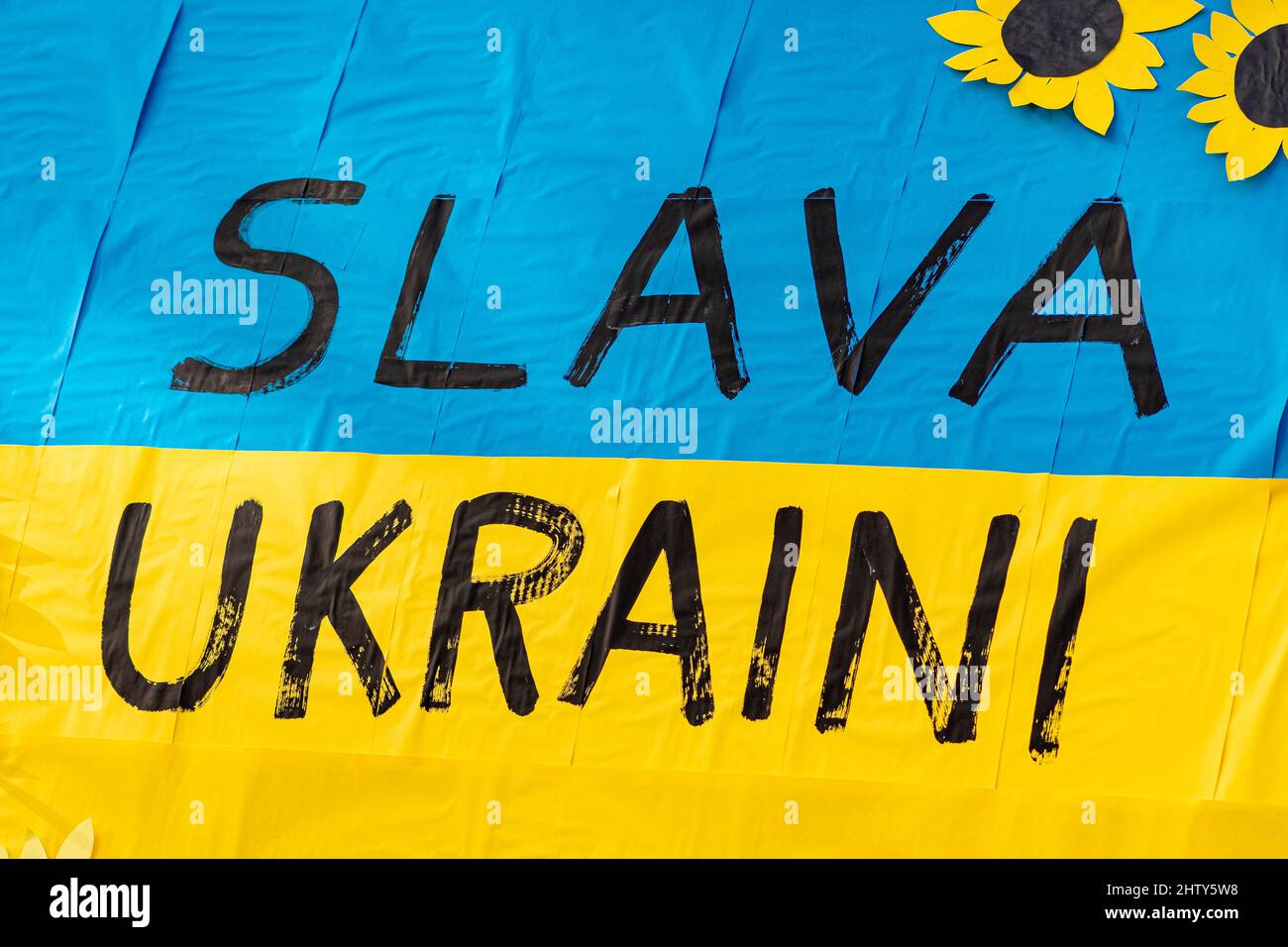 Wunderschöne gelb-blau bemalte ukrainische Flagge und Band während einer friedlichen Demonstration gegen den Krieg, Putin und Russland zur Unterstützung der Ukraine Stockfoto