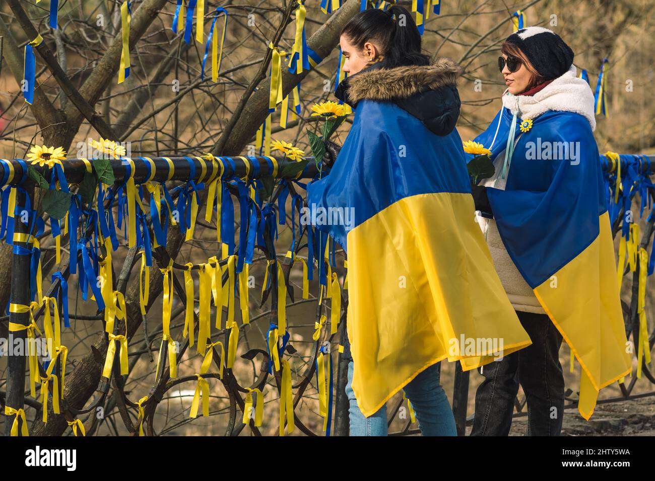 Mädchen während einer friedlichen Demonstration gegen den Krieg, Putin und Russland zur Unterstützung der Ukraine, mit Menschen, Bändern und Fahnen. Beenden Sie Den Krieg Stockfoto