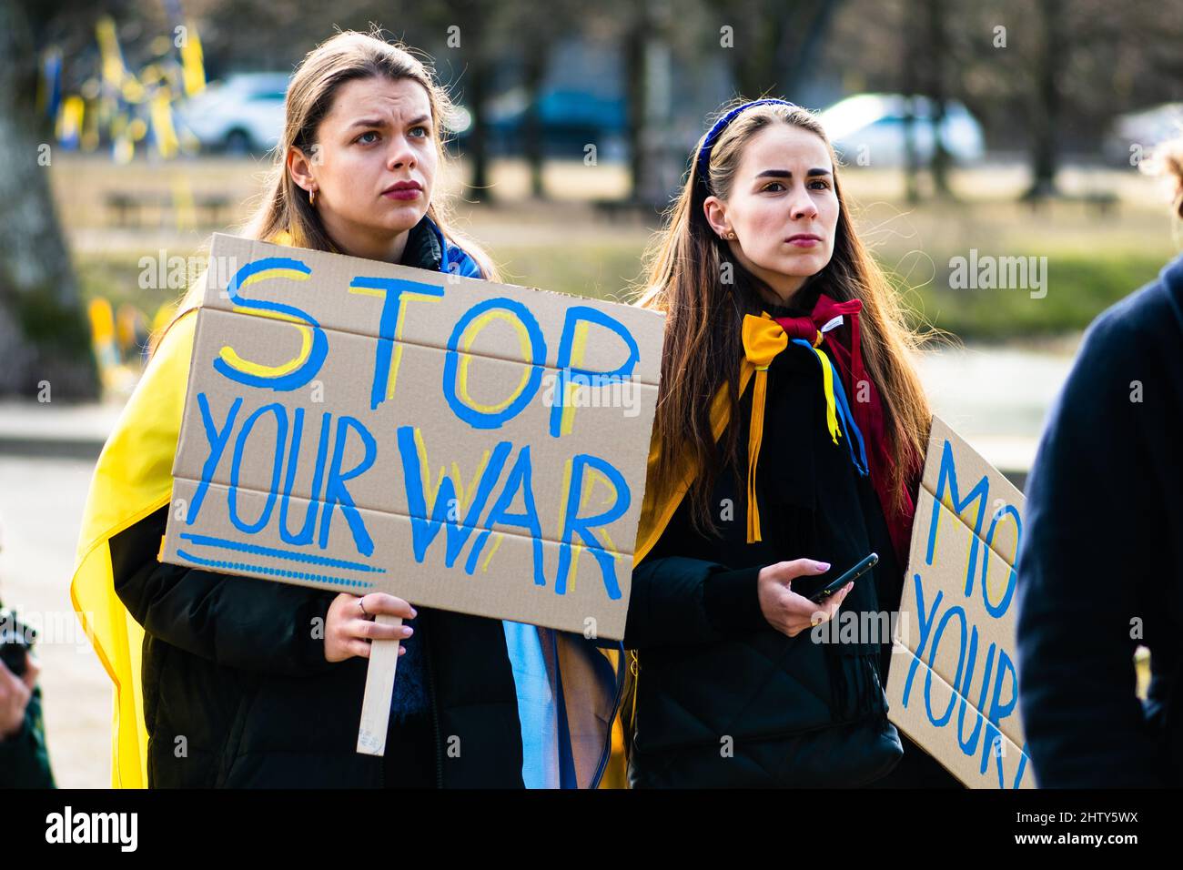 Schöne Mädchen während einer friedlichen Demonstration gegen den Krieg, Putin und Russland zur Unterstützung der Ukraine, mit Menschen, Plakaten und Fahnen. Beenden Sie Den Krieg Stockfoto