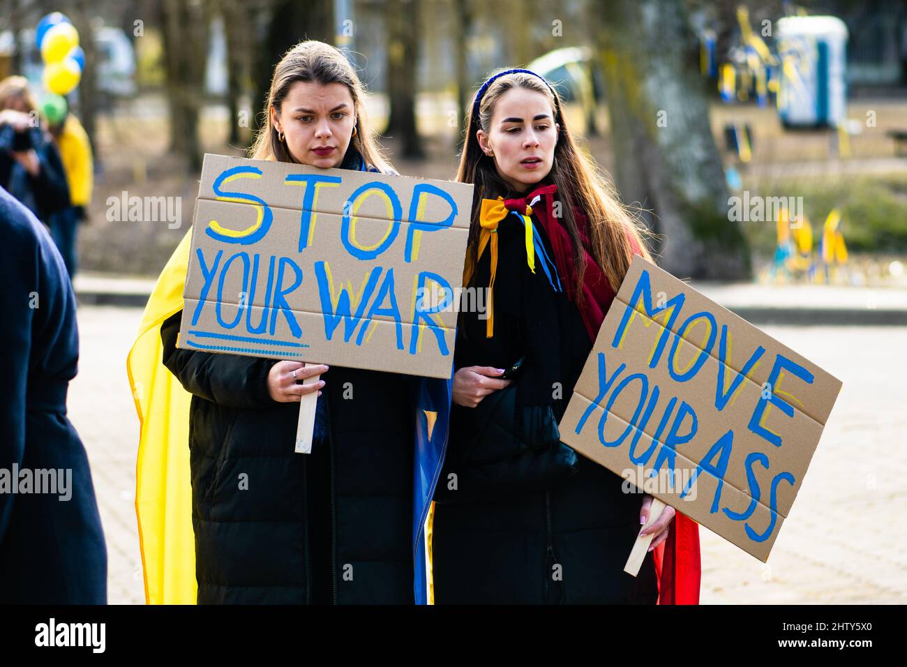 Schöne Mädchen während einer friedlichen Demonstration gegen den Krieg, Putin und Russland zur Unterstützung der Ukraine, mit Menschen, Plakaten und Fahnen. Beenden Sie Den Krieg Stockfoto