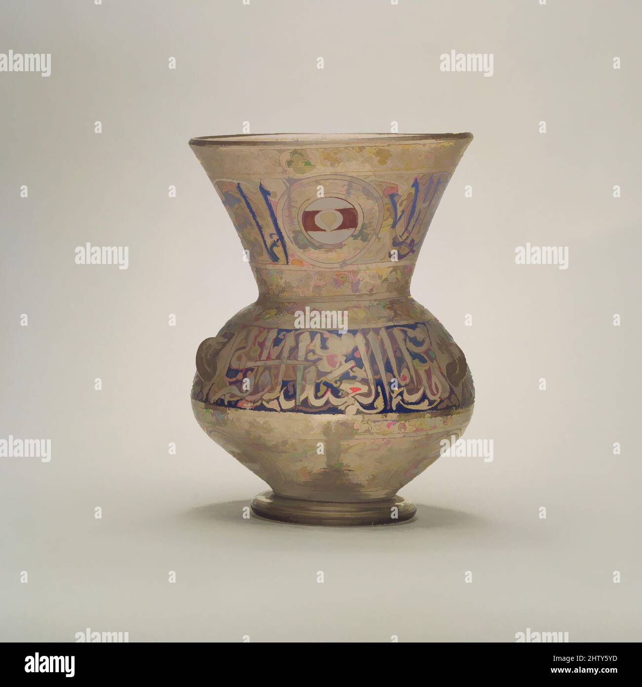 Kunst inspiriert von der Moschee Lampe von Amir Ahmad al-Mihmandar, ca. 1325, Ägypten oder Syrien zugeschrieben, Glas, farblos mit brauner Färbung; geblasener, gefalteter Fuß, aufgetragter Dochthalter und Griffe, emailliert und vergoldet, H. 10 1/2in. (26,7cm), Glas, nach seiner Inschrift, Ahmad al‑Mihmandar (d, Klassische Werke modernisiert von Artotop mit einem Spritzer der Moderne. Formen, Farbe und Wert, auffällige visuelle Wirkung auf Kunst. Emotionen durch Freiheit von Kunstwerken auf zeitgemäße Weise. Eine zeitlose Botschaft, die eine wild kreative neue Richtung verfolgt. Künstler, die sich dem digitalen Medium zuwenden und die Artotop NFT erschaffen Stockfoto