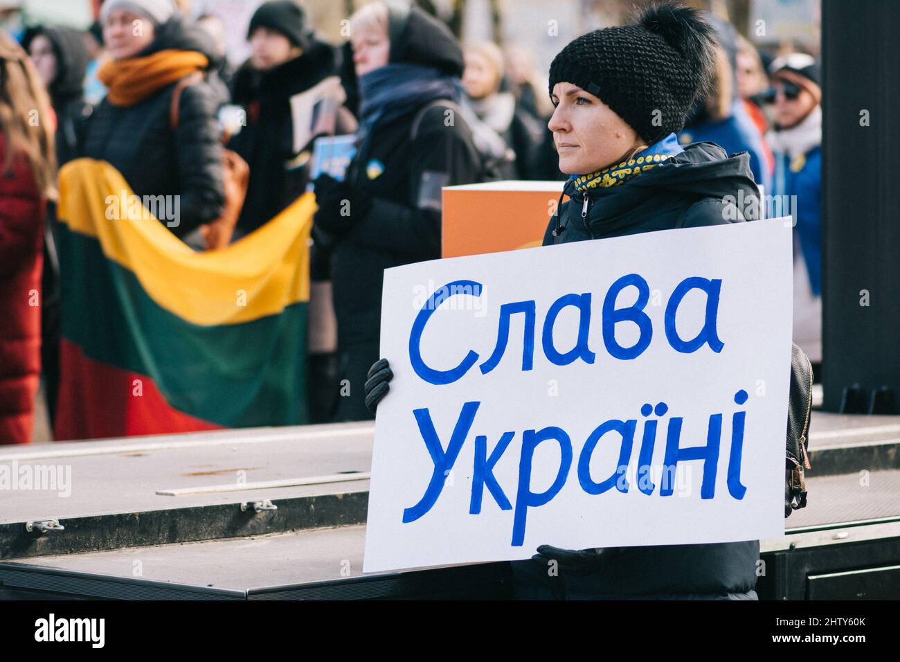 Mädchen während einer friedlichen Demonstration gegen den Krieg, Putin und Russland zur Unterstützung der Ukraine, mit Menschen, Plakaten und litauischer Flagge. Stoppt Krieg, Ruhm Stockfoto