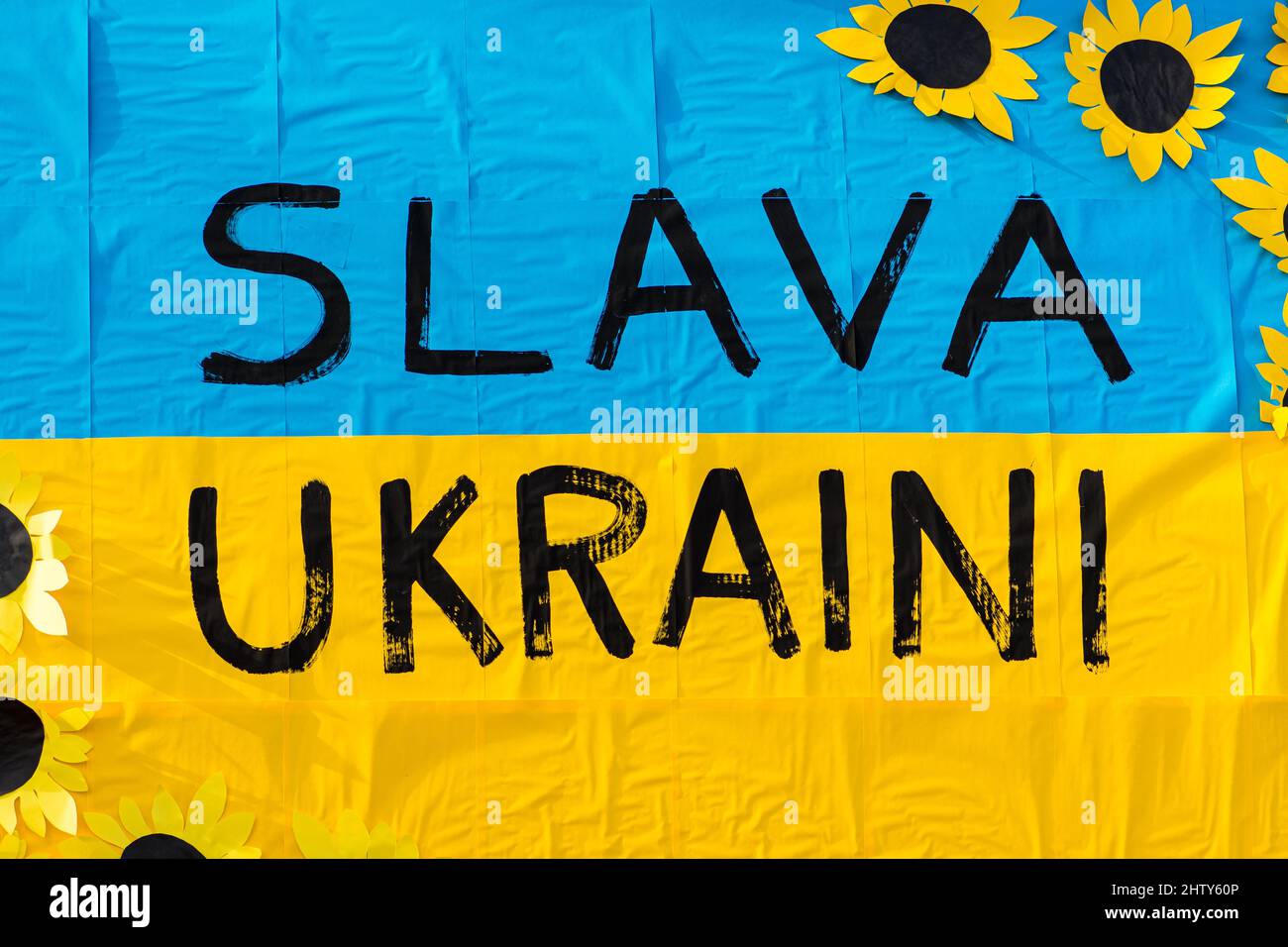 Wunderschöne gelb-blau bemalte ukrainische Flagge und Band während einer friedlichen Demonstration gegen den Krieg, Putin und Russland zur Unterstützung der Ukraine Stockfoto