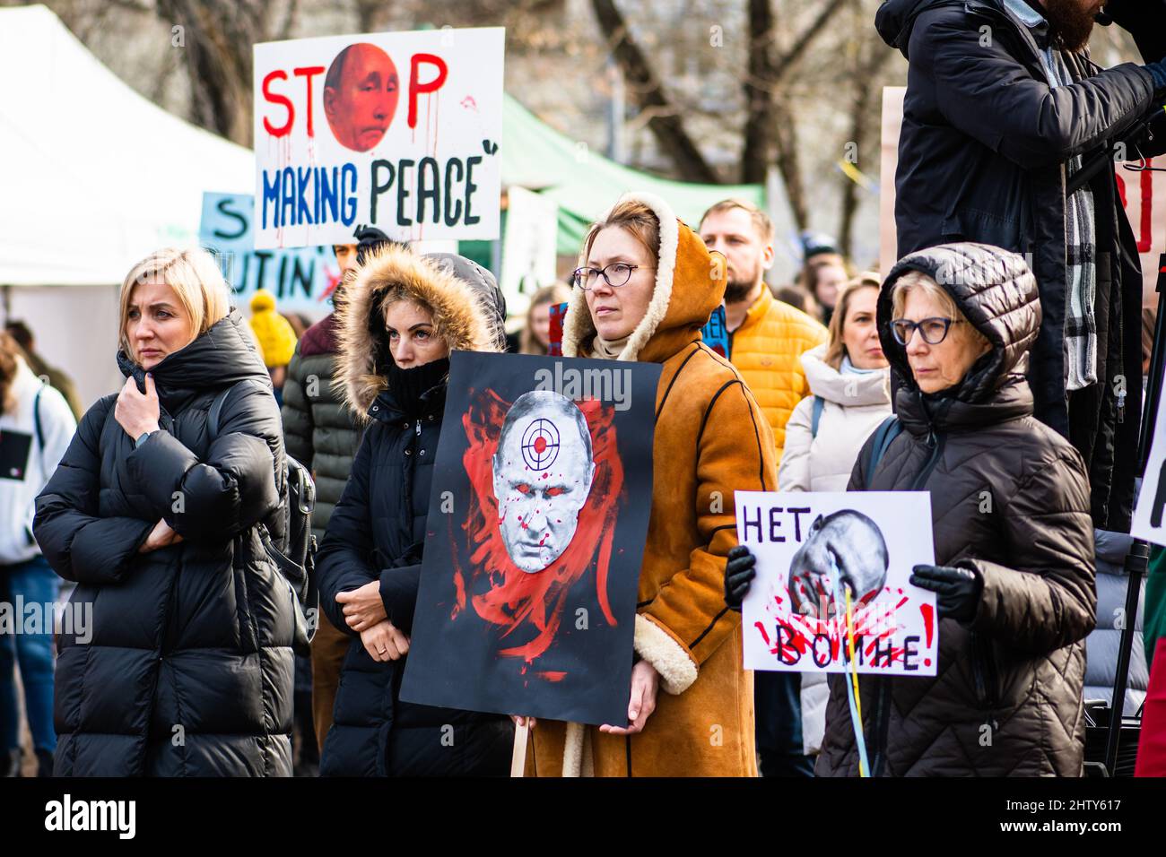 Mädchen während einer friedlichen Demonstration gegen den Krieg, Putin und Russland zur Unterstützung der Ukraine, mit Menschen, Plakaten und Fahnen. Beenden Sie Den Krieg Stockfoto