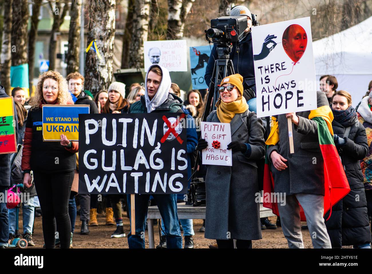 Junge Menschen während einer friedlichen Demonstration gegen den Krieg, Putin und Russland zur Unterstützung der Ukraine, mit Menschen, Plakaten und Fahnen. Beenden Sie Den Krieg Stockfoto