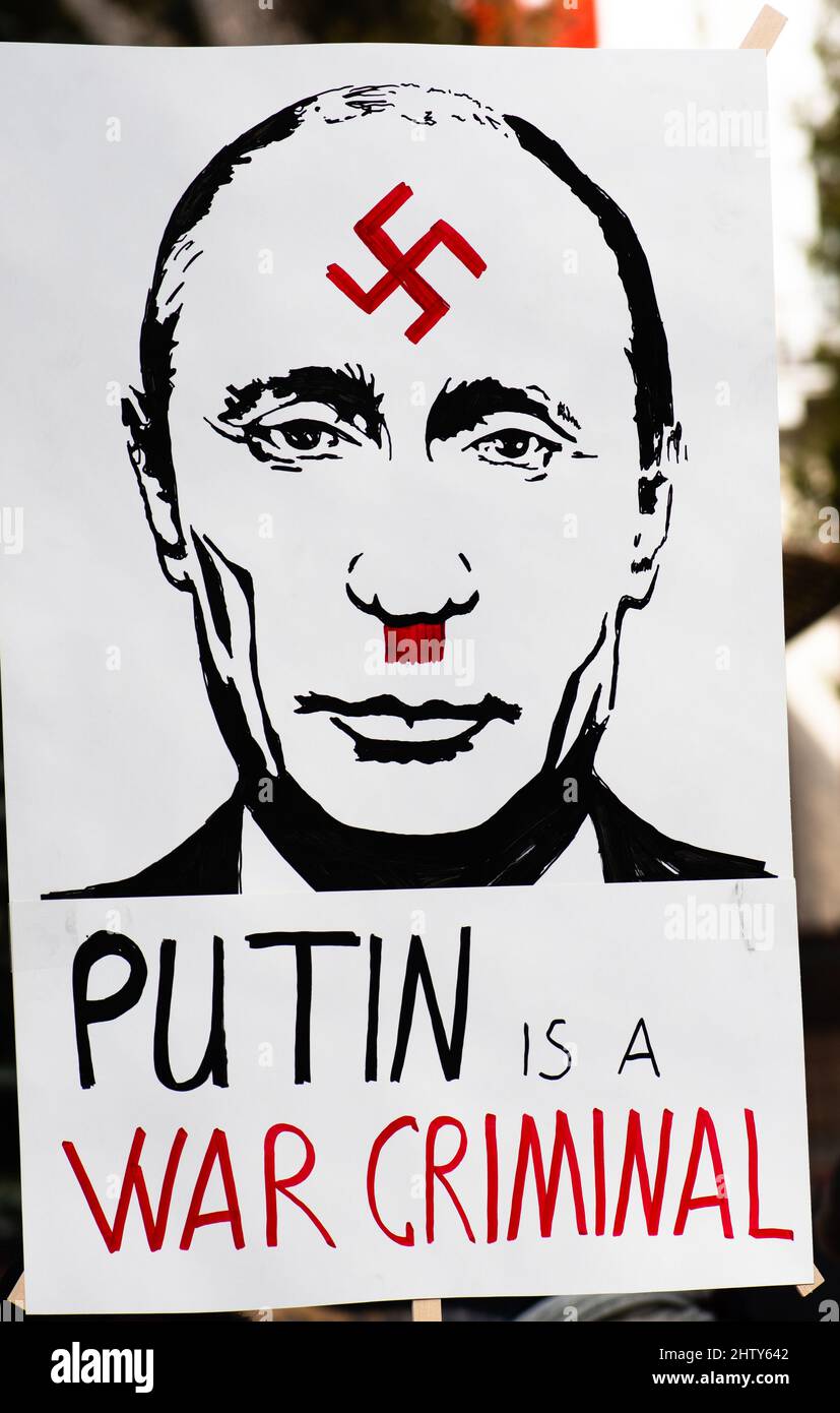 Putin repräsentierte sich als Hitler mit Hakenkreuz während einer friedlichen Demonstration gegen den Krieg, Putin und Russland zur Unterstützung der Ukraine, vertikal Stockfoto