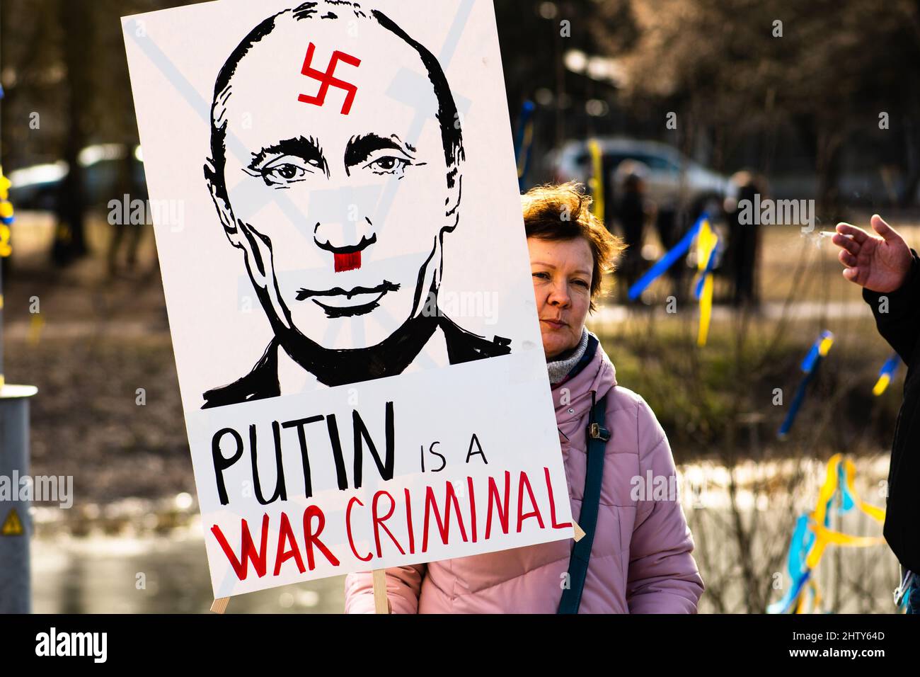 Putin vertrat als Hitler mit Hakenkreuz während einer friedlichen Demonstration gegen den Krieg, Putin und Russland zur Unterstützung der Ukraine Stockfoto