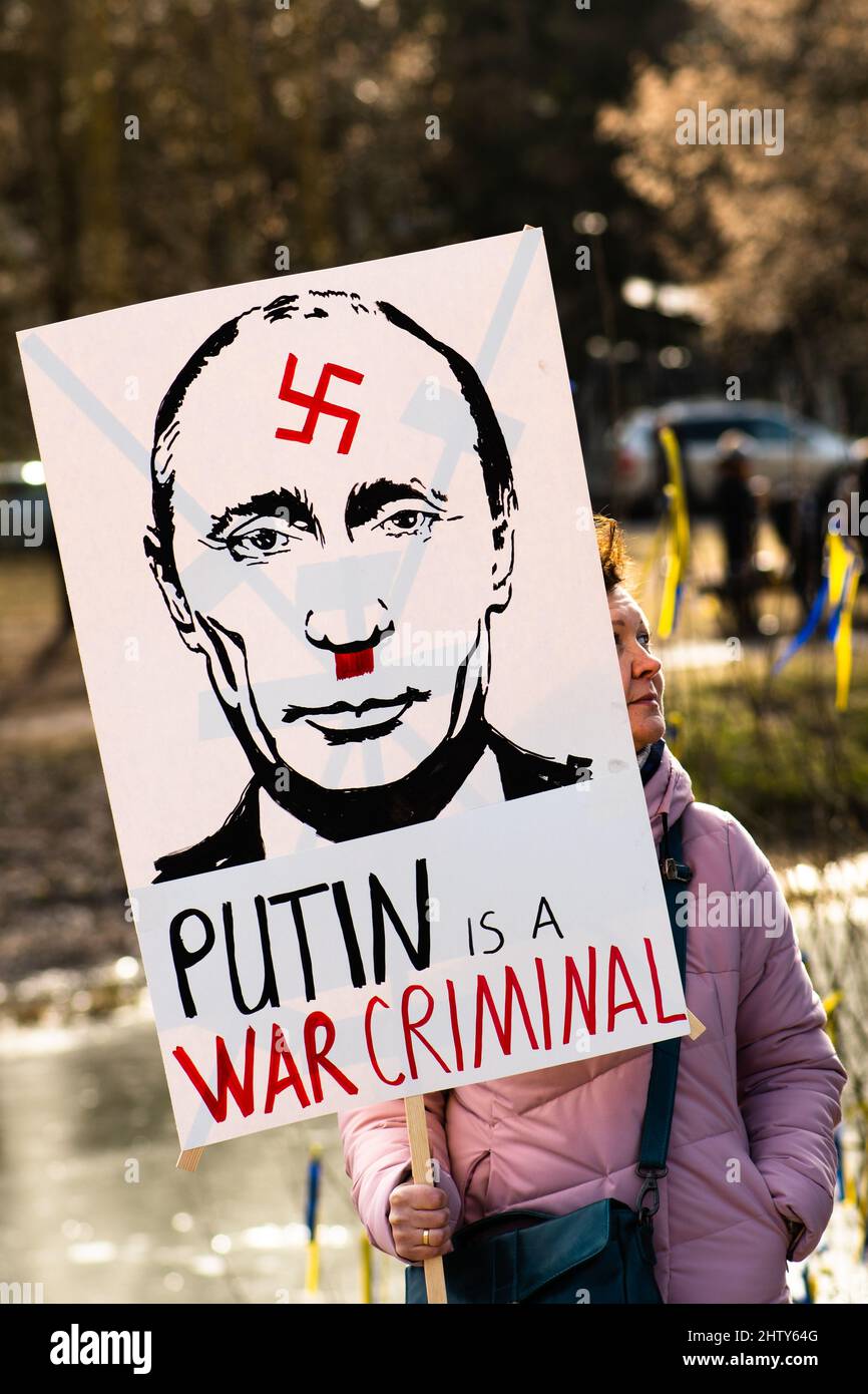 Putin repräsentierte sich als Hitler mit Hakenkreuz während einer friedlichen Demonstration gegen den Krieg, Putin und Russland zur Unterstützung der Ukraine, vertikal Stockfoto