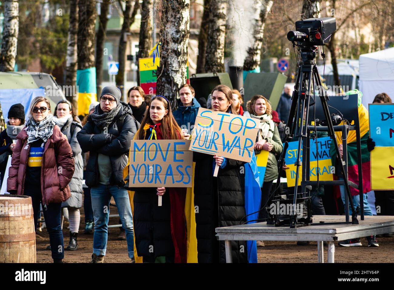 Schöne Mädchen während einer friedlichen Demonstration gegen den Krieg, Putin und Russland zur Unterstützung der Ukraine, mit Menschen, Plakaten und Fahnen. Beenden Sie Den Krieg Stockfoto