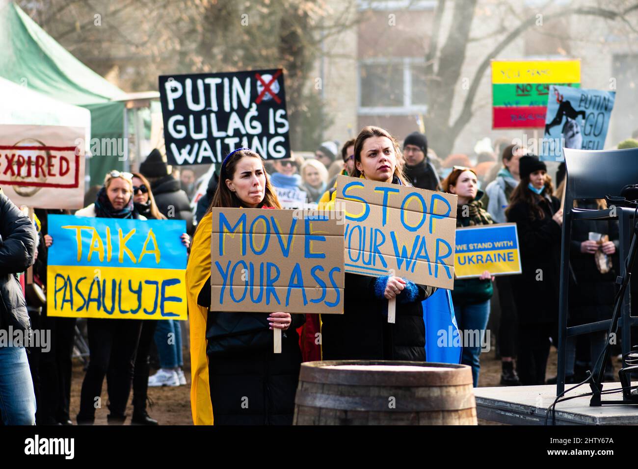 Schöne Mädchen während einer friedlichen Demonstration gegen den Krieg, Putin und Russland zur Unterstützung der Ukraine, mit Menschen, Plakaten und Fahnen. Beenden Sie Den Krieg Stockfoto