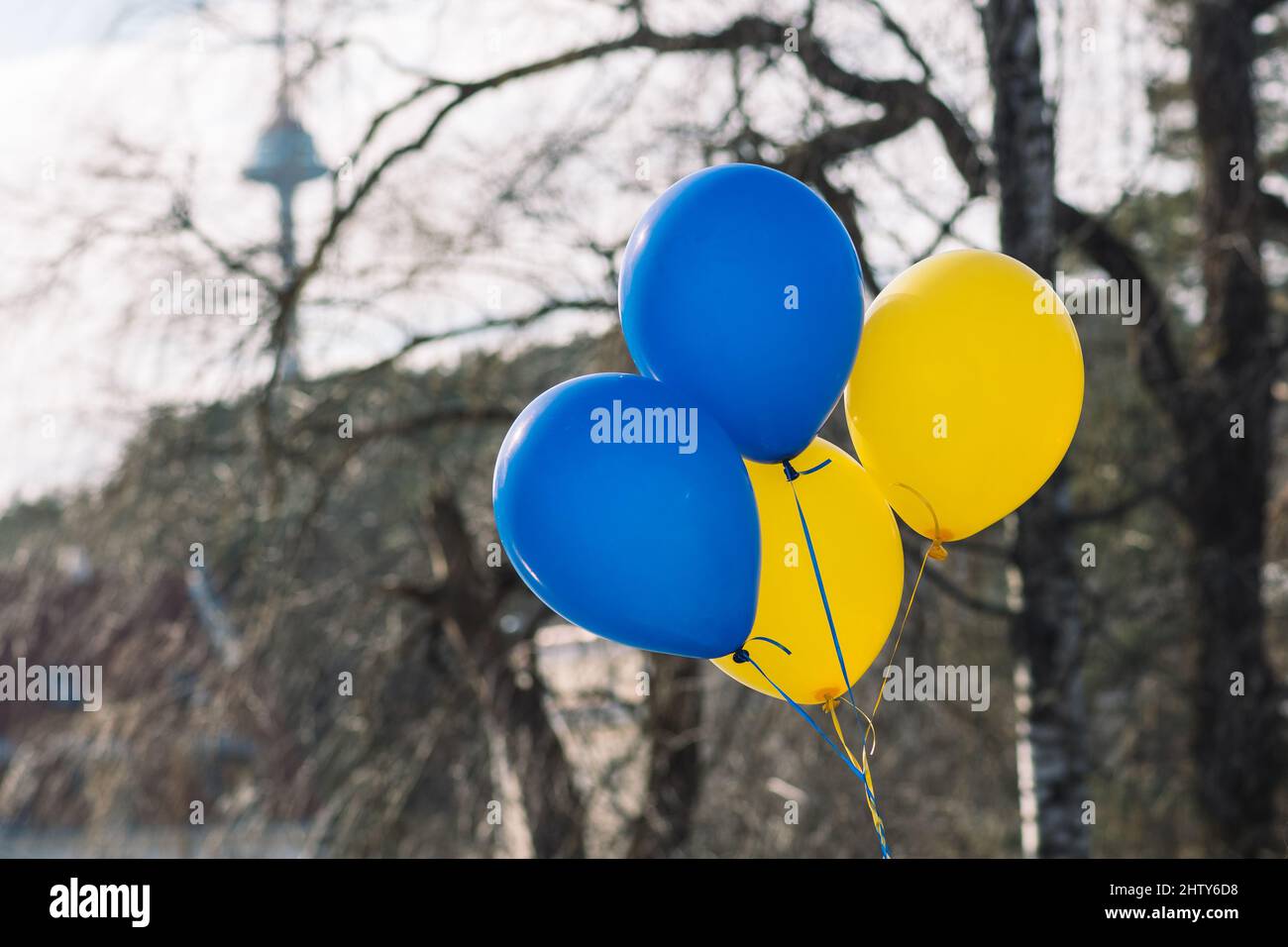 Luftballons während einer friedlichen Demonstration gegen den Krieg zur Unterstützung der Ukraine mit dem Fernsehturm von Vilnius Stockfoto