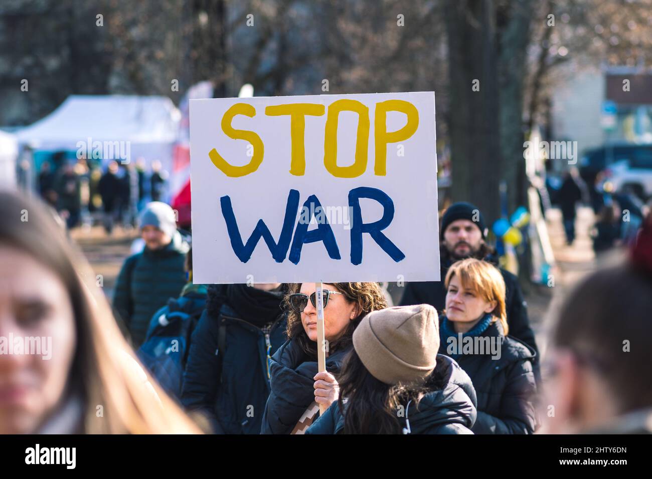 Menschen während einer friedlichen Demonstration gegen den Krieg, Putin und Russland zur Unterstützung der Ukraine, mit Menschen, Plakaten und Fahnen. Beenden Sie Den Krieg Stockfoto