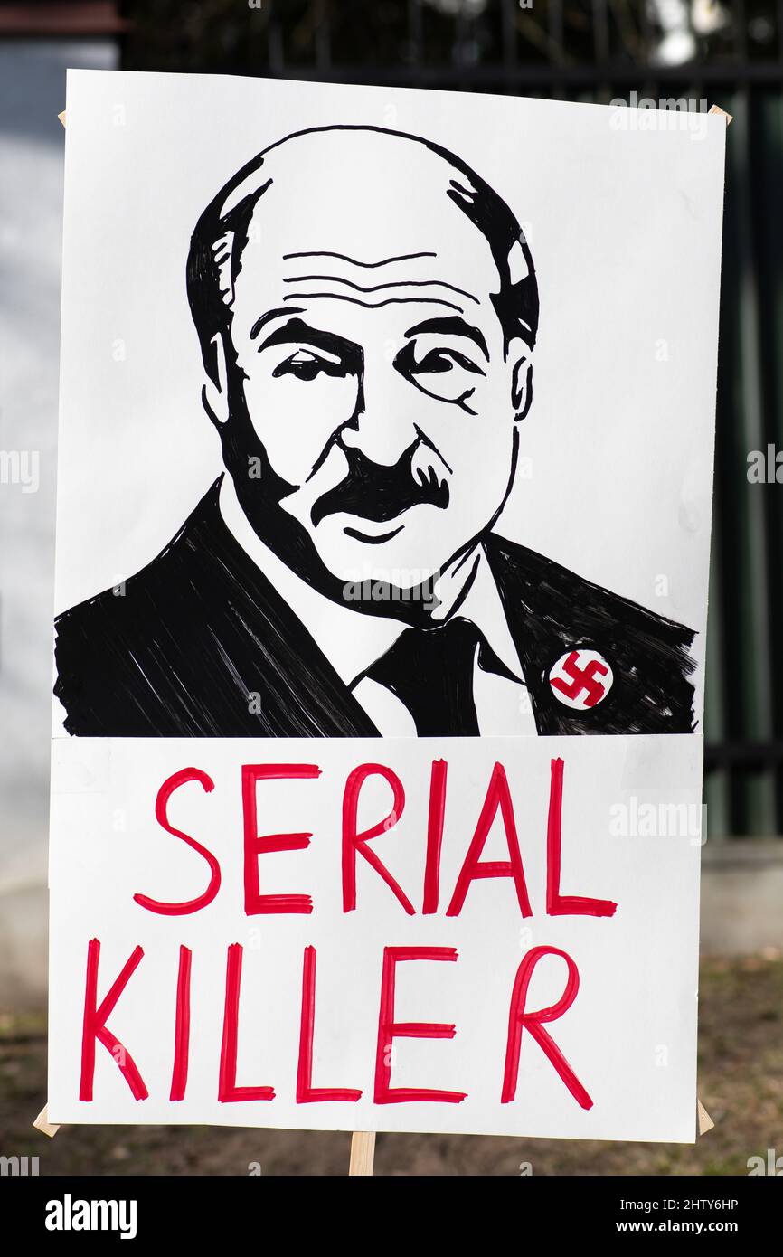 Lukaschenko repräsentierte sich als Hitler mit Hakenkreuz während einer friedlichen Demonstration gegen den Krieg, Putin und Russland zur Unterstützung der Ukraine, vertikal Stockfoto