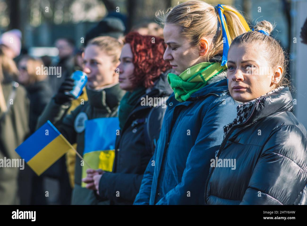 Ukrainische Mädchen während einer friedlichen Demonstration gegen den Krieg, Putin und Russland zur Unterstützung der Ukraine, mit Menschen, Plakaten und Fahnen. Beenden Sie Den Krieg Stockfoto