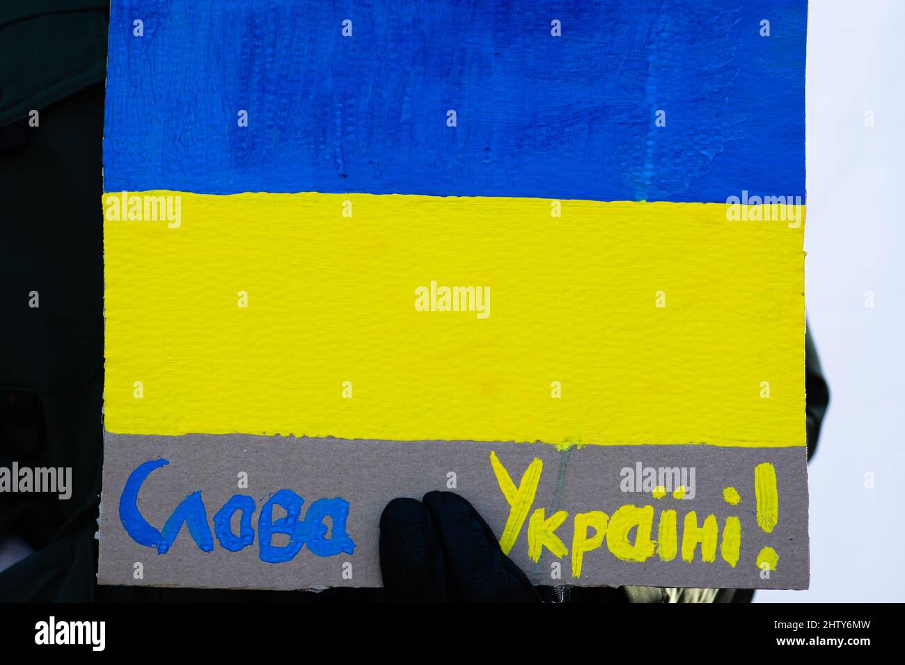 Schöne gelb und blau gemalte ukrainische Flagge während einer friedlichen Demonstration gegen Krieg, Putin und Russland zur Unterstützung der Ukraine, Hintergrund Stockfoto