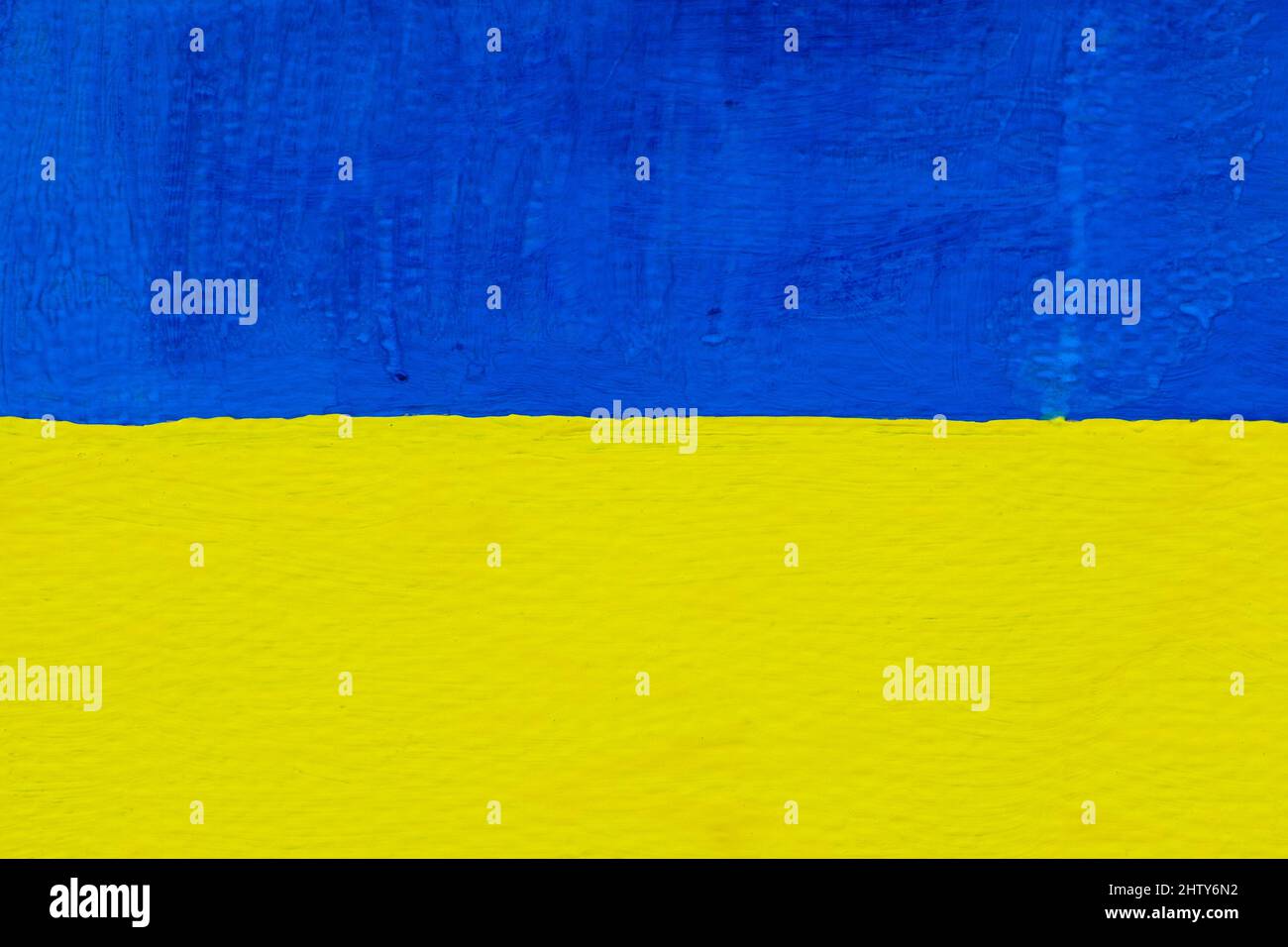 Schöne gelb und blau gemalte ukrainische Flagge während einer friedlichen Demonstration gegen Krieg, Putin und Russland zur Unterstützung der Ukraine, Hintergrund Stockfoto