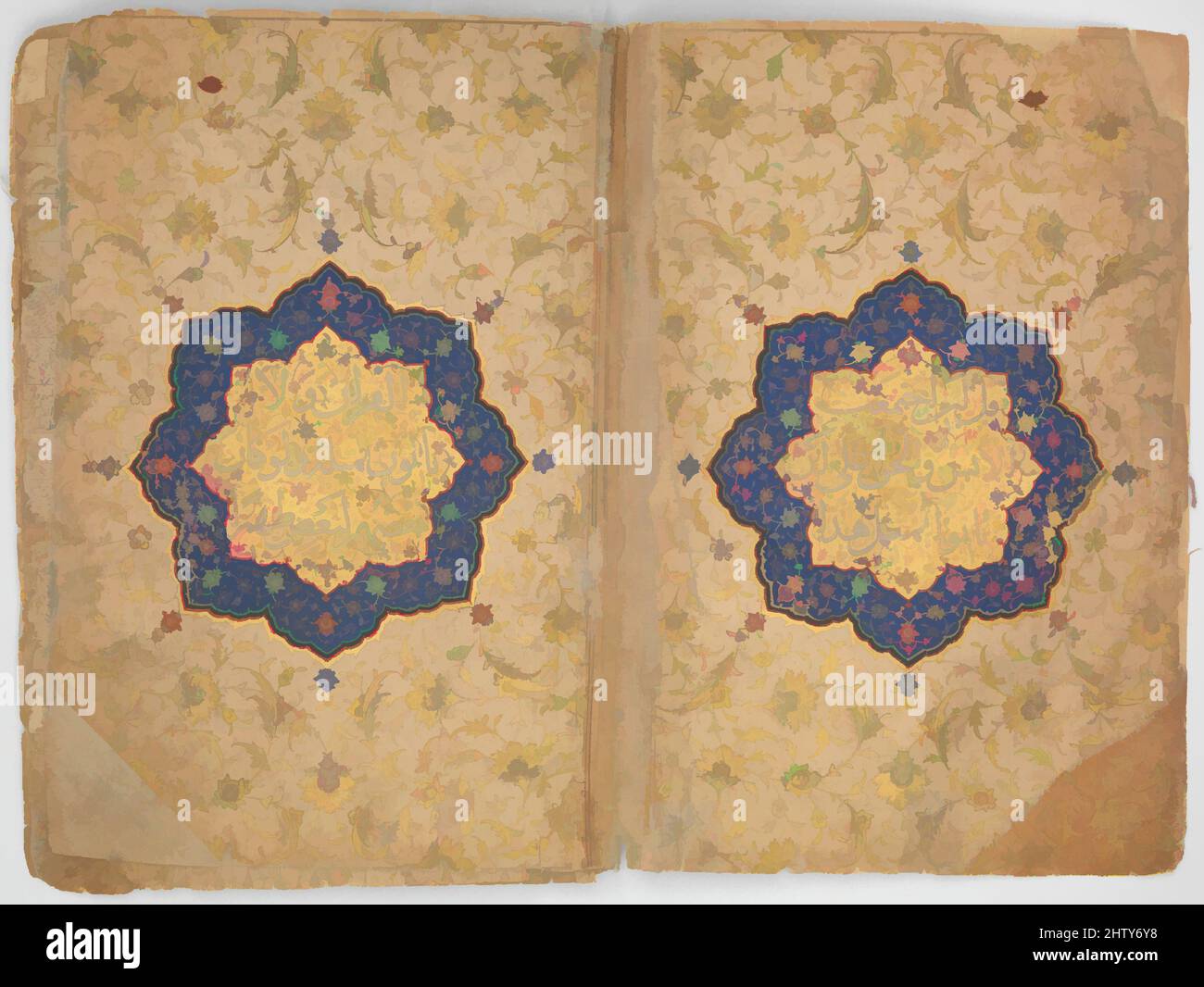 Kunst inspiriert von Koran von Ibrahim Sultan, datiert A.H. 830/A.D. 1427, dem Iran zugeschrieben, Tinte, opakes Aquarell und Gold auf Papier, H. 8 Zoll (20,3), Codices, Ibrahim Sultan (1394–1435), Enkel von Timur und Gouverneur von Shiraz, war ein Patron der Buchkunst und ein vollendeter, von Artotop modernisierter Klassiker mit einem Schuss Moderne. Formen, Farbe und Wert, auffällige visuelle Wirkung auf Kunst. Emotionen durch Freiheit von Kunstwerken auf zeitgemäße Weise. Eine zeitlose Botschaft, die eine wild kreative neue Richtung verfolgt. Künstler, die sich dem digitalen Medium zuwenden und die Artotop NFT erschaffen Stockfoto