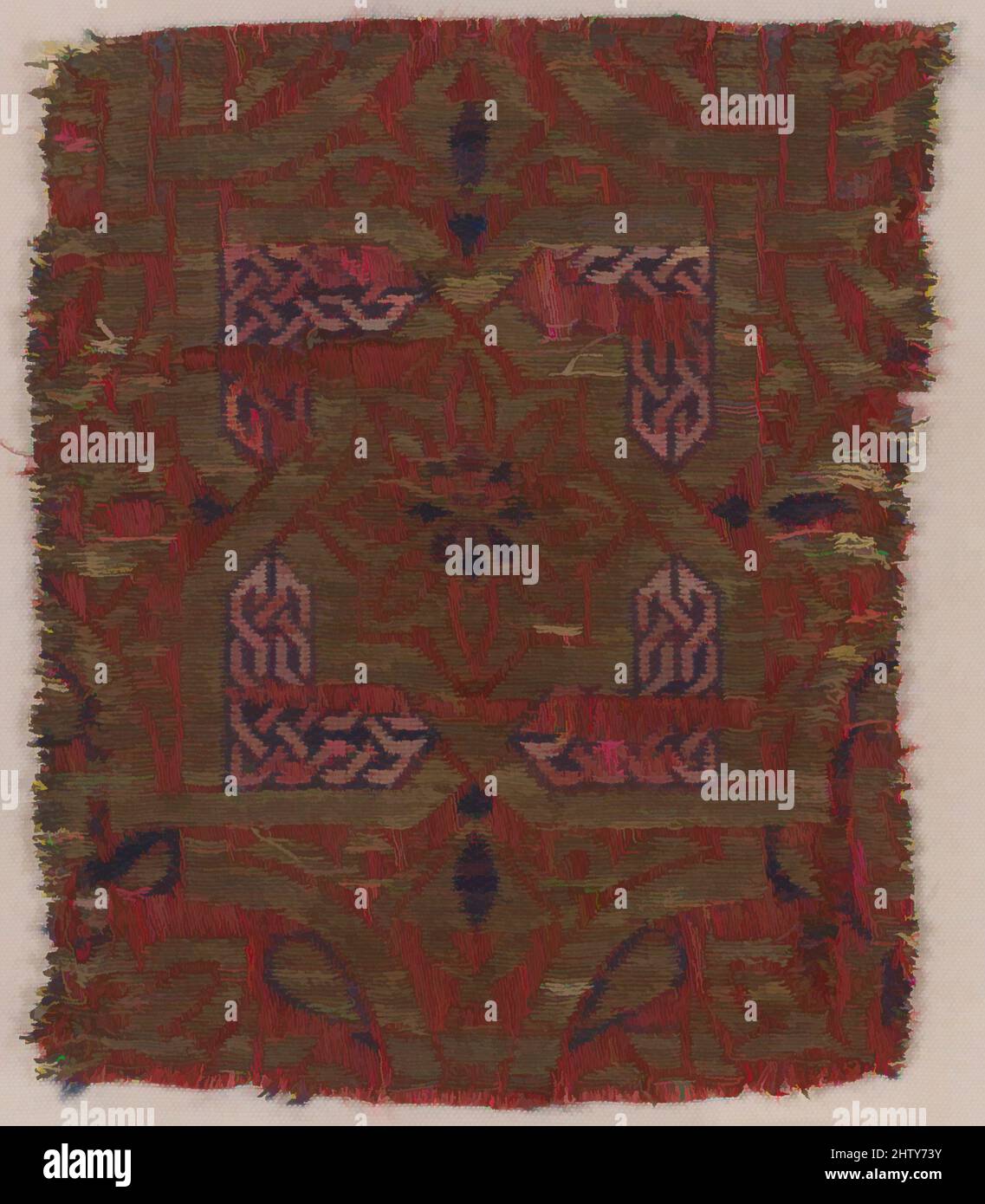 Kunst inspiriert von Fragment, 14. Jahrhundert, Spanien zugeschrieben, Seide, Metall umwickelten Faden; Lampas, Textil: H. 4 1/2 Zoll (11,4 cm), Textilien-gewebt, Dieses quadratische Textilfragment aus Seide enthält ein zentrales Blumenmotiv, umgeben von weißen Verflechtung-Bändern auf rotem Grund. Geometrische, klassische Werke, die von Artotop mit einem Schuss Moderne modernisiert wurden. Formen, Farbe und Wert, auffällige visuelle Wirkung auf Kunst. Emotionen durch Freiheit von Kunstwerken auf zeitgemäße Weise. Eine zeitlose Botschaft, die eine wild kreative neue Richtung verfolgt. Künstler, die sich dem digitalen Medium zuwenden und die Artotop NFT erschaffen Stockfoto
