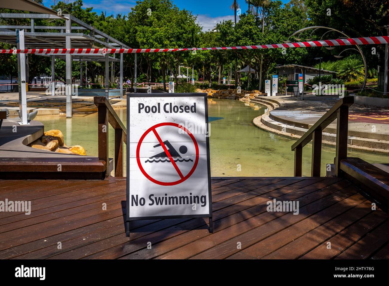 Brisbane, Australien - 1. März 2022: Southbank Pool geschlossen Schild nach der Flut Stockfoto