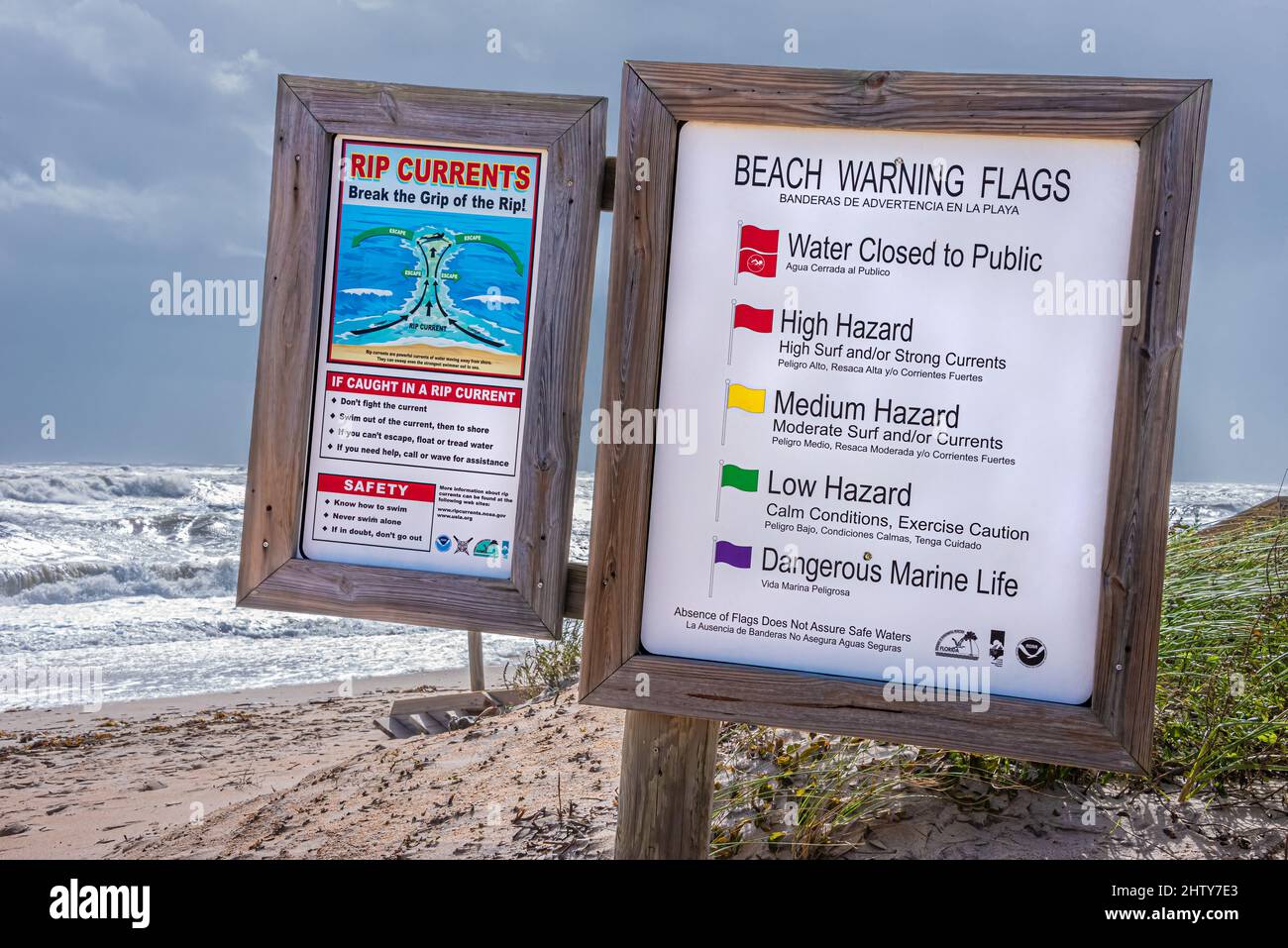 Warnschilder am Strand im Vilano Beach Oceanfront Park in der Nähe von St. Augustine, Florida, während eines Nor'oster-Sturms, der starken Wind und raues Meer brachte. Stockfoto