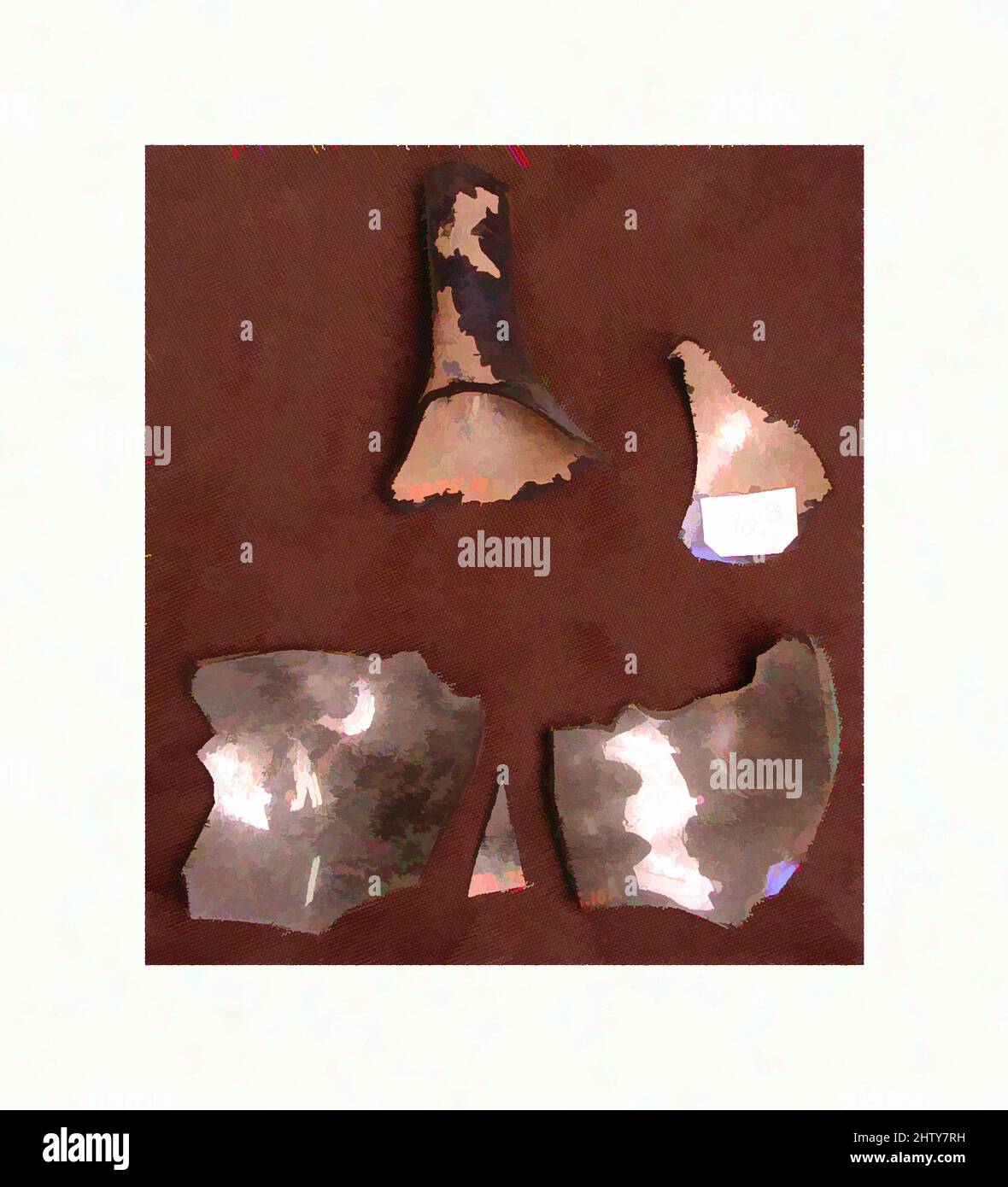 Kunst inspiriert von Flaschenfragmenten, 9.. Jahrhundert, Irak gefunden/ausgegraben, Samarra, Glas; Frei geblasen, undekoriert, a) Seite:, Glas, Klassisches Werk, das von Artotop mit einem Schuss Modernität modernisiert wurde. Formen, Farbe und Wert, auffällige visuelle Wirkung auf Kunst. Emotionen durch Freiheit von Kunstwerken auf zeitgemäße Weise. Eine zeitlose Botschaft, die eine wild kreative neue Richtung verfolgt. Künstler, die sich dem digitalen Medium zuwenden und die Artotop NFT erschaffen Stockfoto