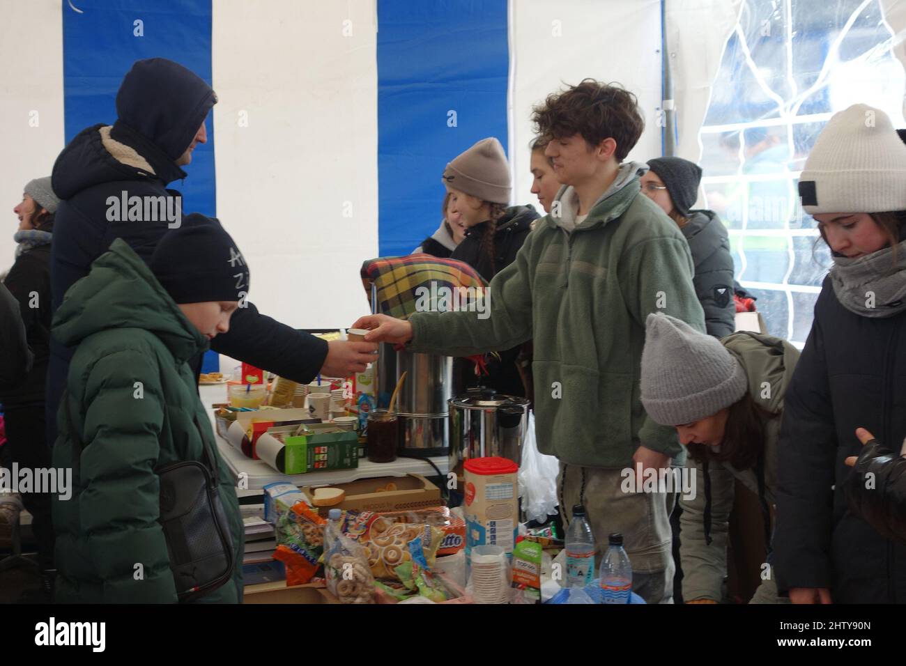 Palanca, Moldawien. 3. März 2022. Freiwillige verteilen am Checkpoint Palanca, Moldawien, 2. März 2022 Lebensmittel an Menschen aus der Ukraine. Quelle: Wang Qing/Xinhua/Alamy Live News Stockfoto