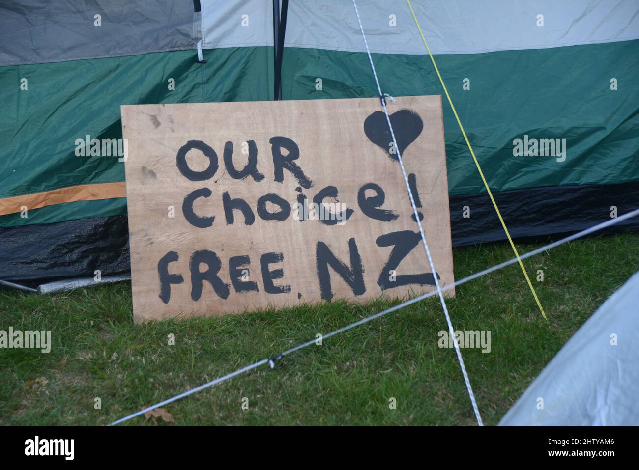 CRISTCHURCH, NEUSEELAND, 22. FEBRUAR 2022: Schilder von Demonstranten der Occupy Christchurch-Bewegung am Cranmer Square, um Widerstand gegen Impfstoffmandate zu äußern. Stockfoto