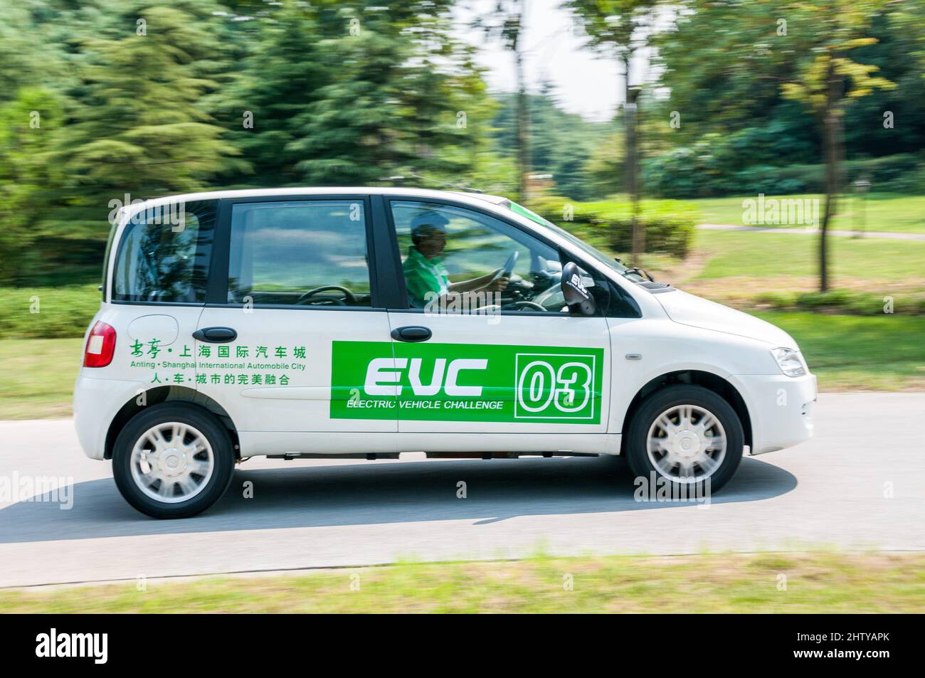 Der auf Fiat Multipla basierende Zotye M300 EV, ein früher chinesischer EV, wird in der EV-Zone in Anting, Shanghai, China, gefahren. Stockfoto