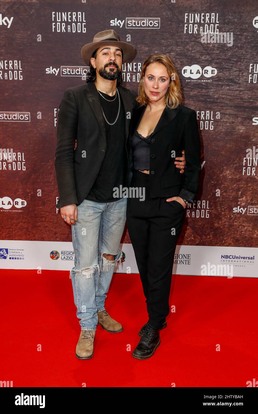 Berlin, Deutschland. 02. März 2022. Sina Tkotsch und Purisa Safay kommen zur Premiere der Serie 'Funeral for a Dog' im Kino in der Kulturbrauerei. Die Serie 'Beerdigung für einen Hund' basiert auf dem Roman 'Beerdigung für einen Hund' von Thomas Pletzinger. Quelle: Gerald Matzka/dpa/Alamy Live News Stockfoto