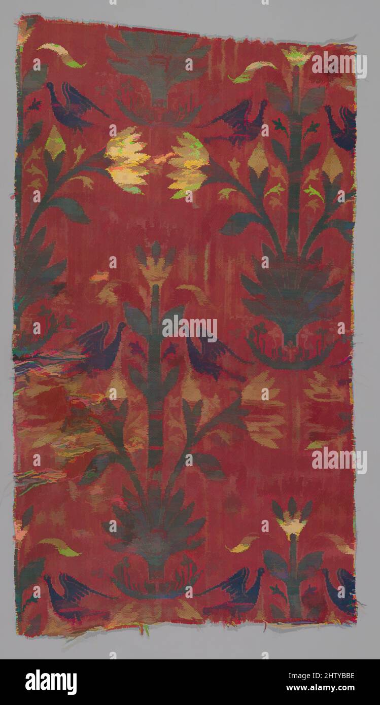 Kunst inspiriert von Fragment, 15. Jahrhundert, Spanien zugeschrieben, Seide; Lampas, Textil: H. 15 7/8 Zoll (40,3 cm), Textilien-gewebt, Dieses rechteckige Seidenfragment zeigt ein sich wiederholendes Muster von kleinen Blumen und Pflanzen in Grün, Gelb, Weiß und Blau in versetzten Reihen auf rotem Grund, Classic Works modernisiert von Artotop mit einem Schuss Moderne. Formen, Farbe und Wert, auffällige visuelle Wirkung auf Kunst. Emotionen durch Freiheit von Kunstwerken auf zeitgemäße Weise. Eine zeitlose Botschaft, die eine wild kreative neue Richtung verfolgt. Künstler, die sich dem digitalen Medium zuwenden und die Artotop NFT erschaffen Stockfoto