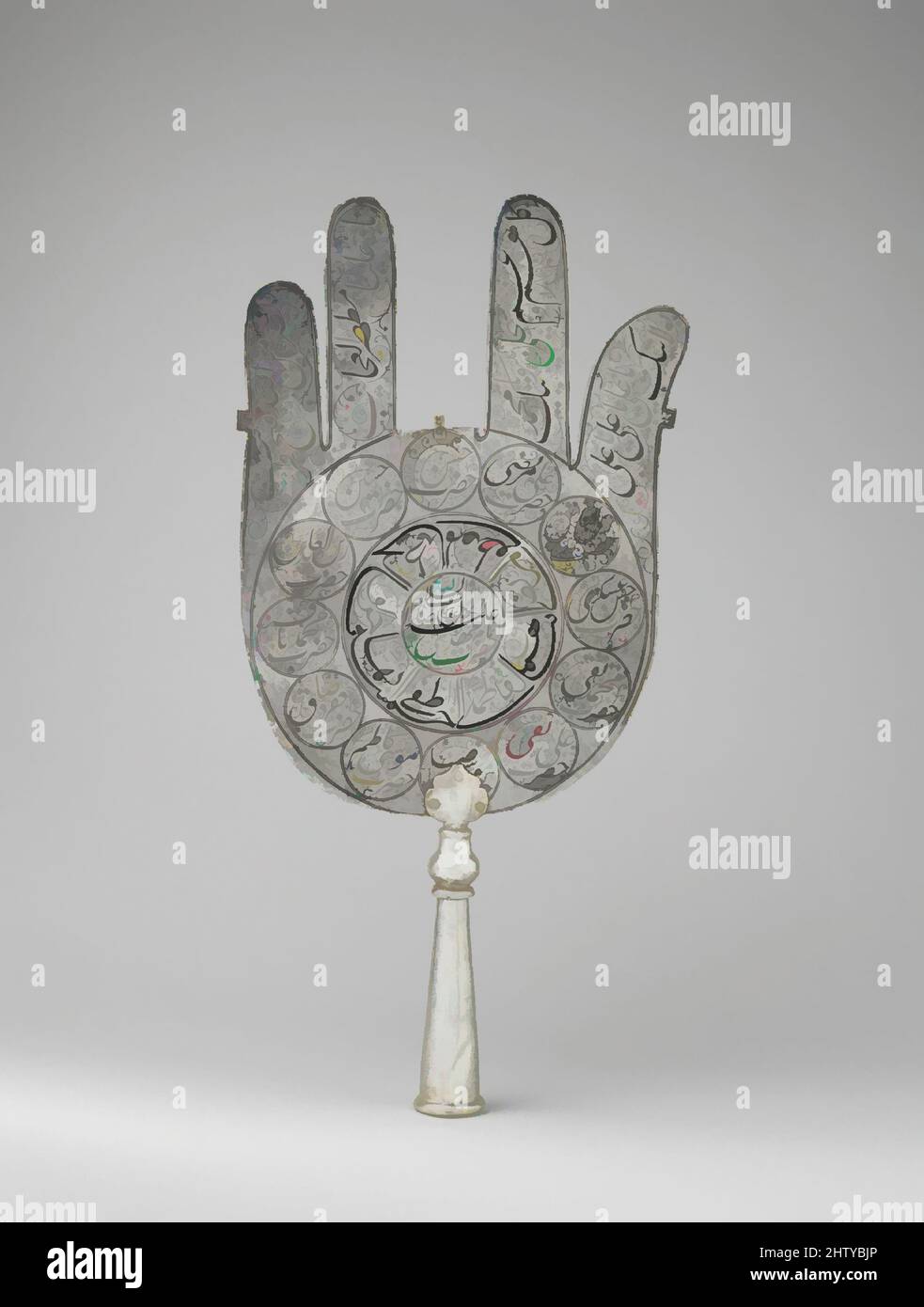Kunst inspiriert von Standard, Anfang 18. Jahrhundert, zugeschrieben Iran, Silber mit schwarzer Inlay, H. 19 1/4 in. (48,9 cm), Metall, unter den Osmanen, Safaviden und Moguln, Stahl- oder Silberstandards wurden bei militärischen, königlichen und religiösen Zeremonien verwendet. Die talismanische Kraft dieses Standards, Classic Works modernisiert von Artotop mit einem Schuss Moderne. Formen, Farbe und Wert, auffällige visuelle Wirkung auf Kunst. Emotionen durch Freiheit von Kunstwerken auf zeitgemäße Weise. Eine zeitlose Botschaft, die eine wild kreative neue Richtung verfolgt. Künstler, die sich dem digitalen Medium zuwenden und die Artotop NFT erschaffen Stockfoto