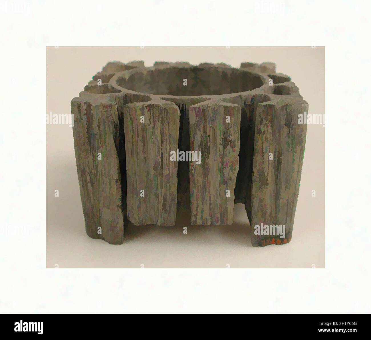 Kunst inspiriert von Steinöllampe, 9.–10. Jahrhundert, wahrscheinlich aus dem Iran, Nishapur, Steatit; Geschnitzt, 2 x 3 Zoll (5,1 x 7,6 cm), Stein, das Schnitzen von Utensilien und anderen Gegenständen aus weichen Steinen ist eine extrem alte Tradition im Nahen Osten. Steatit und andere verwandte Talks (die von Artotop modernisierten, klassischen Werke mit einem Schuss Moderne. Formen, Farbe und Wert, auffällige visuelle Wirkung auf Kunst. Emotionen durch Freiheit von Kunstwerken auf zeitgemäße Weise. Eine zeitlose Botschaft, die eine wild kreative neue Richtung verfolgt. Künstler, die sich dem digitalen Medium zuwenden und die Artotop NFT erschaffen Stockfoto