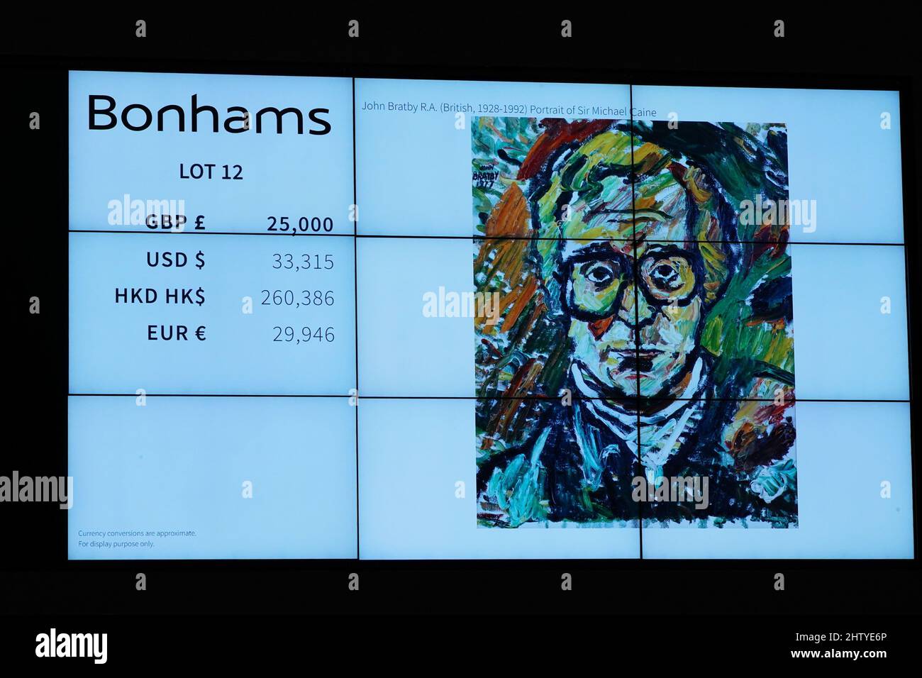 Ein Porträt von Sir Michael Caine vom Künstler John Bratby R.A. wird für £25.000 während des Sir Michael Caine Sammlungsverkaufs in Bonhams in London verkauft. Der Verkauf umfasst eine Auswahl von Gegenständen, die die Breite von Sir Michaels Karriere widerspiegeln, von Filmplakaten, Möbeln einschließlich seines Schreibtisches, Kunstwerken und bildender Kunst. Bilddatum: Mittwoch, 2. März 2022. Stockfoto